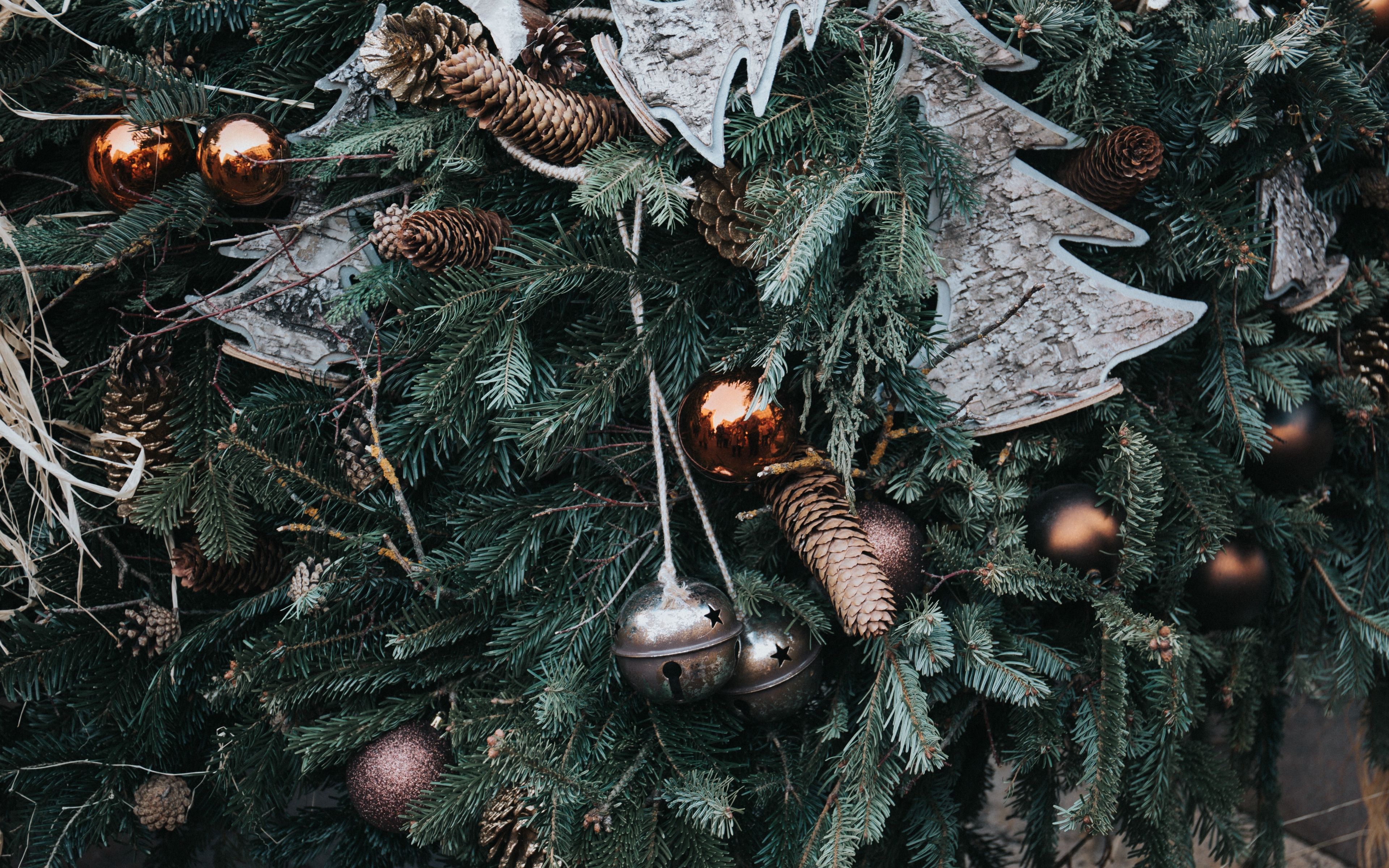 Tannenzweige, Christbaumschmuck, Tannenzapfen, Glöckchen, Silber, 4K, Desktop-Hintergrund
