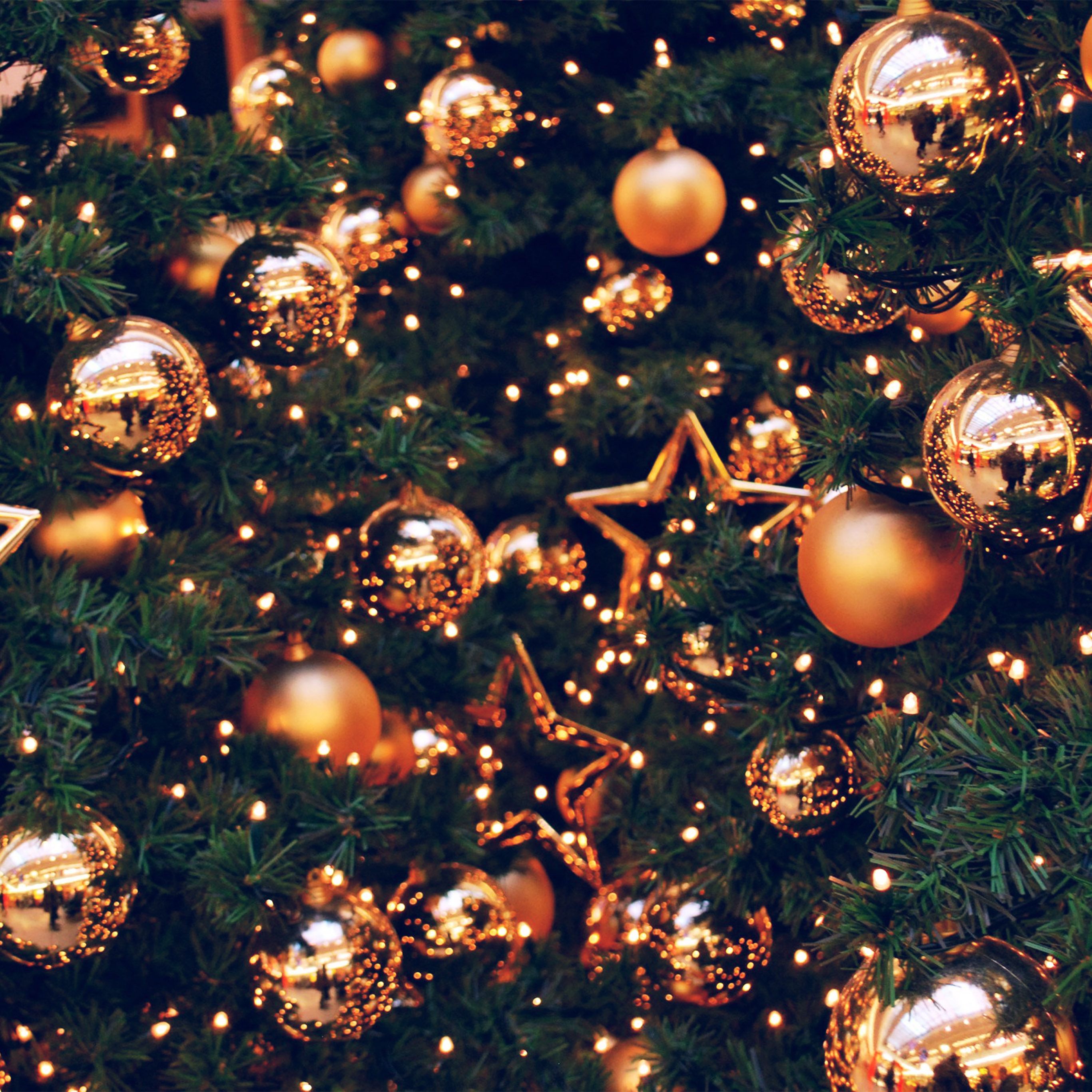 Goldene Kugeln, Sterne, Weihnachtsbaum, Lichter, Gold, 2K, Hintergrundbild fürs Tablet