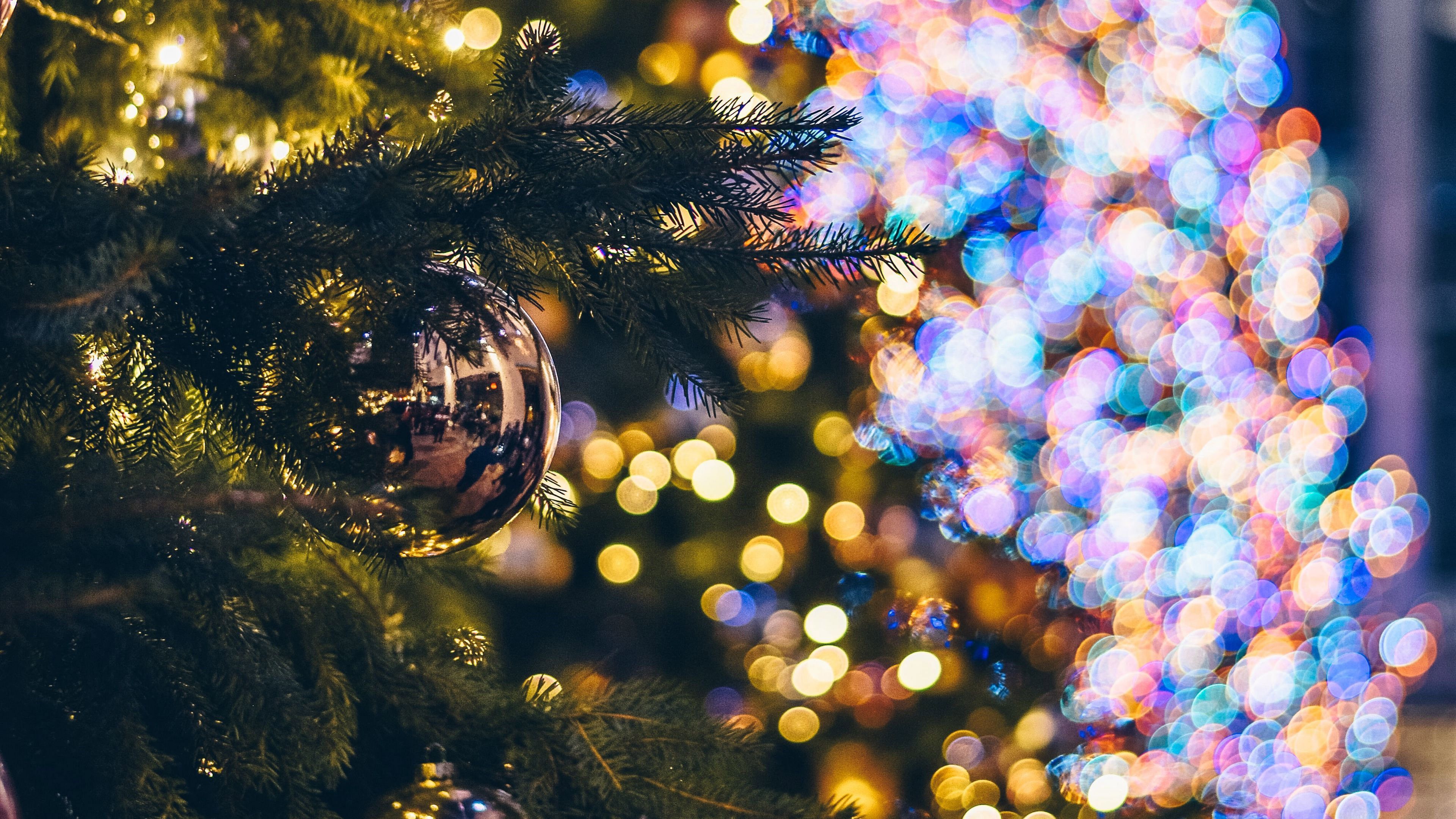 Christbaumkugel, Tannenzweige, Bokeh, Bunte Lichter, Spiegelung, 3840x2160, Desktop-Hintergrund