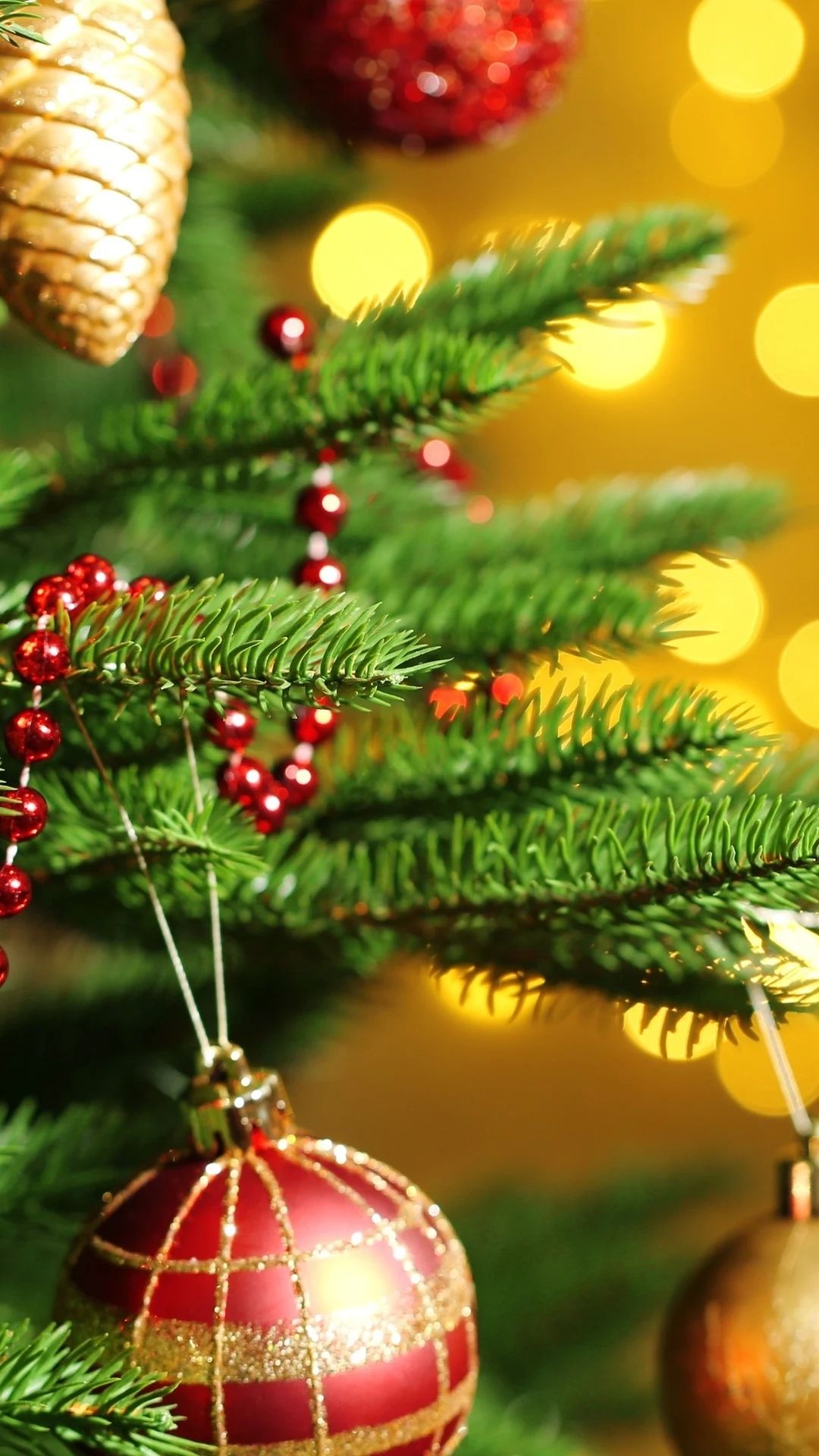 Tannenzweige, Christbaumkugeln, Perlenkette, Gold, Rot, Full HD, Handy-Hintergrund im Hochformat