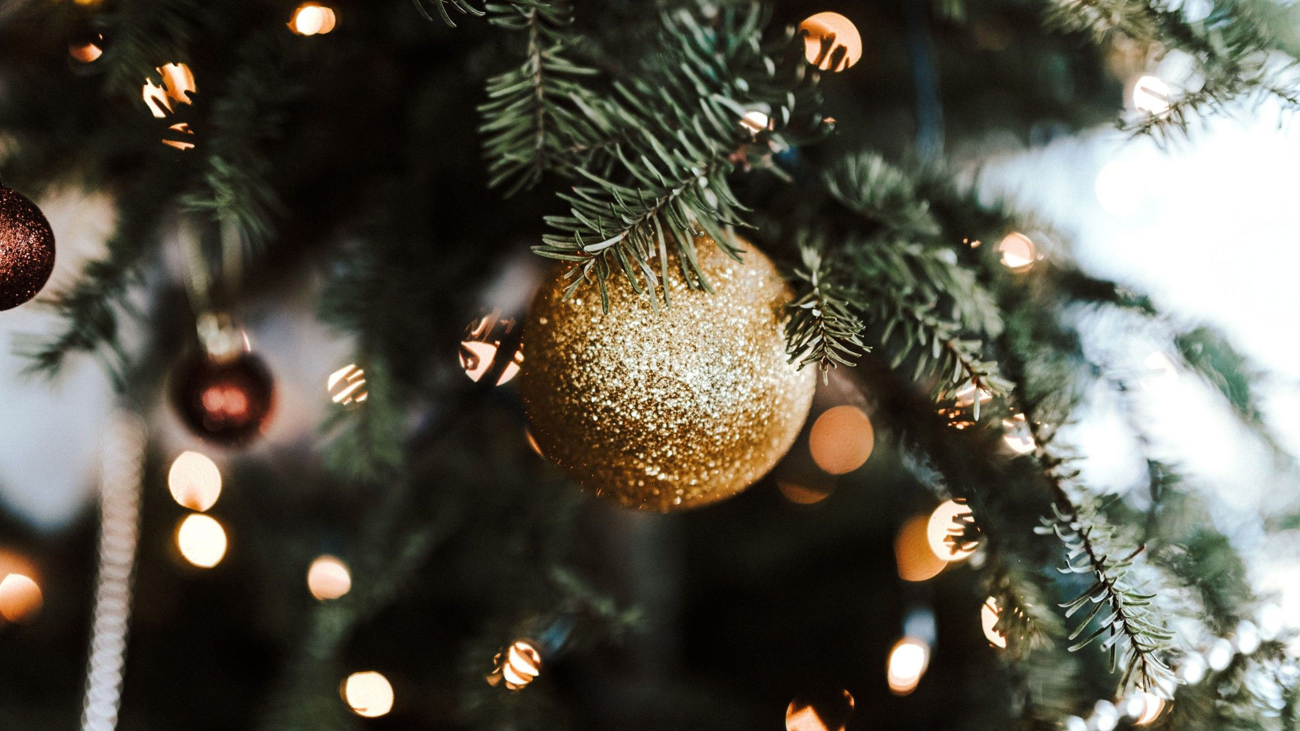 Goldene Kugel, Tannenzweige, Lichter, Bokeh, Weihnachtsbaum, 2K, Laptop-Hintergrundbild