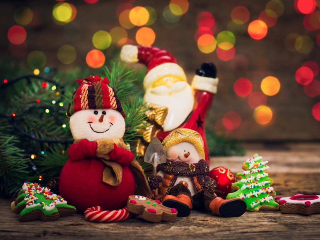 Schneemann, Weihnachtsmann, Figuren, Lebkuchen, Bokeh, Holztisch, Hintergrundbild fürs iPad