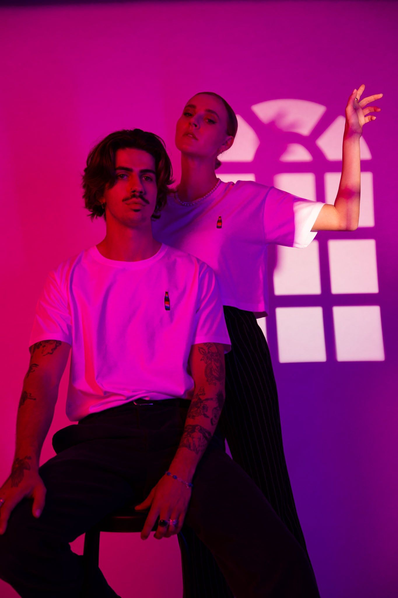 Zwei Männer, Pinkes Licht, Fenster, Fotoshooting, Neon, Full HD, Hintergrundbild fürs Handy