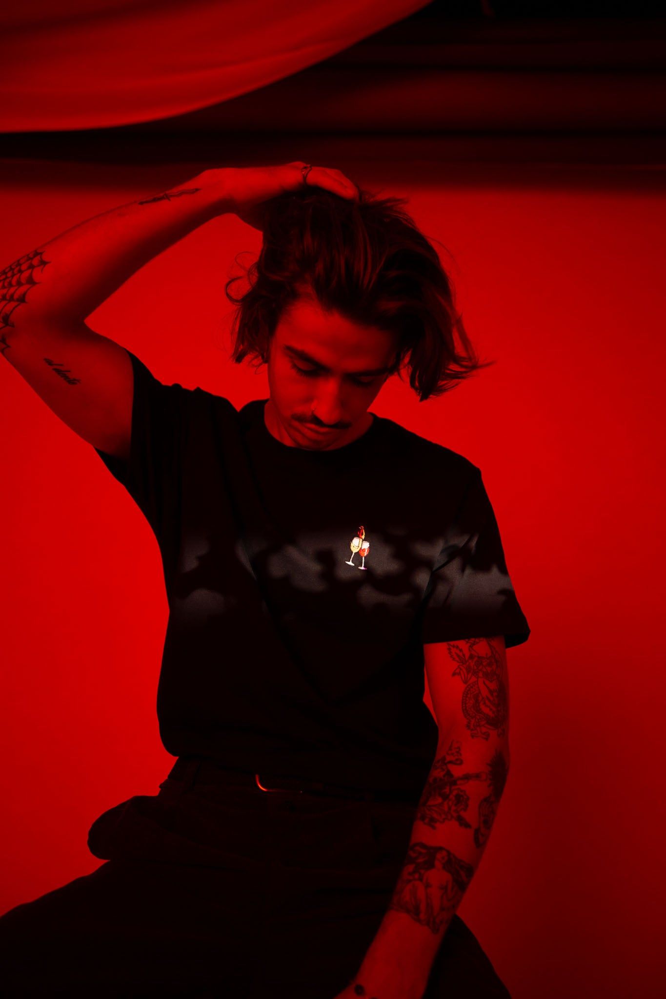 Junger Mann, Rotes Licht, Locken, Tattoos, Porträt, Full HD, Sperrbildschirm fürs iPhone