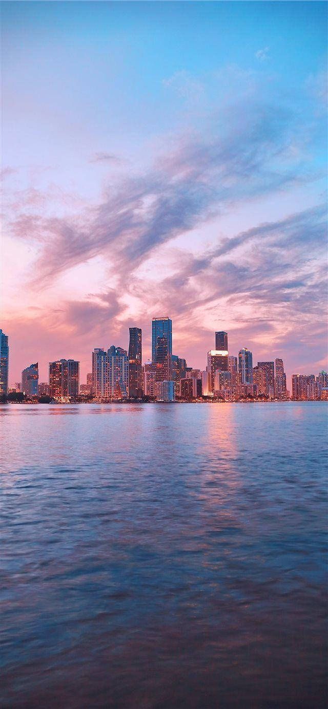 Skyline, Wolkenkratzer, Wasser, Rosa Wolken, Stadt, iPhone Air, Handy-Hintergrundbild