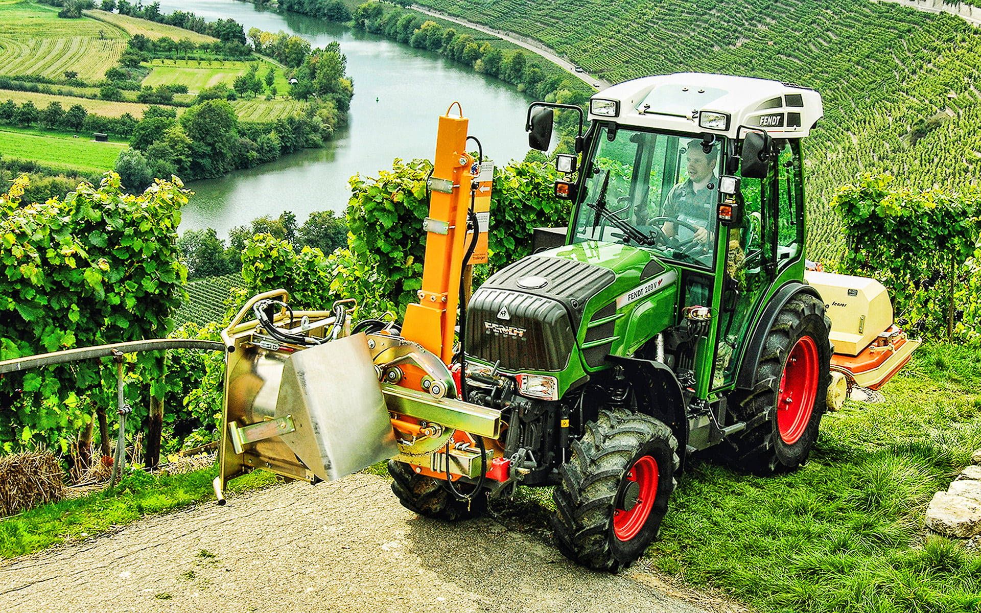 Fendt, Schmalspurtraktor, Weinberg, Fluss, Weinbau, 16:10, Full-HD-Hintergrundbild für den Desktop