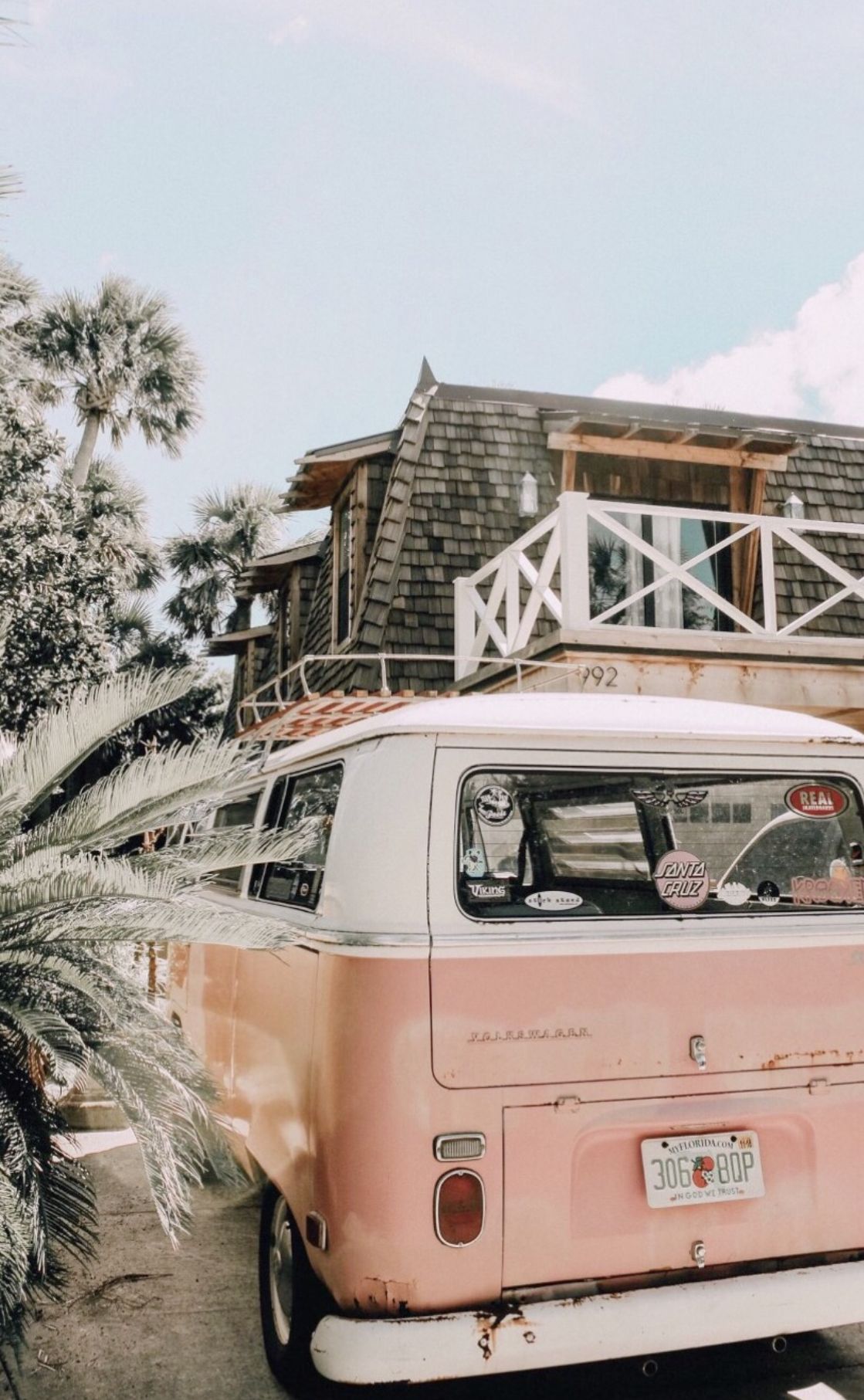 VW-Bus, Bulli, Haus, Palmen, Pastellrosa, Full HD, Handy-Hintergrund im Hochformat