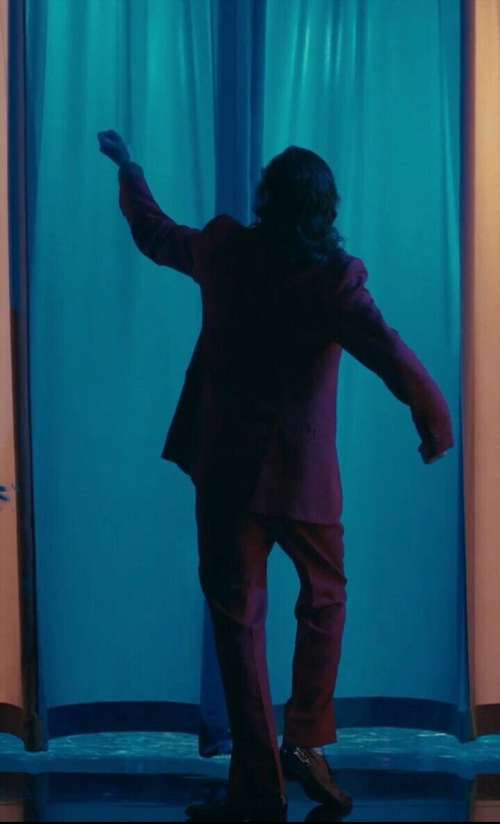 Joker, Joaquin Phoenix, Joker (2019), Silhouette, Tanz, Blauer Vorhang, Sperrbildschirm fürs iPhone