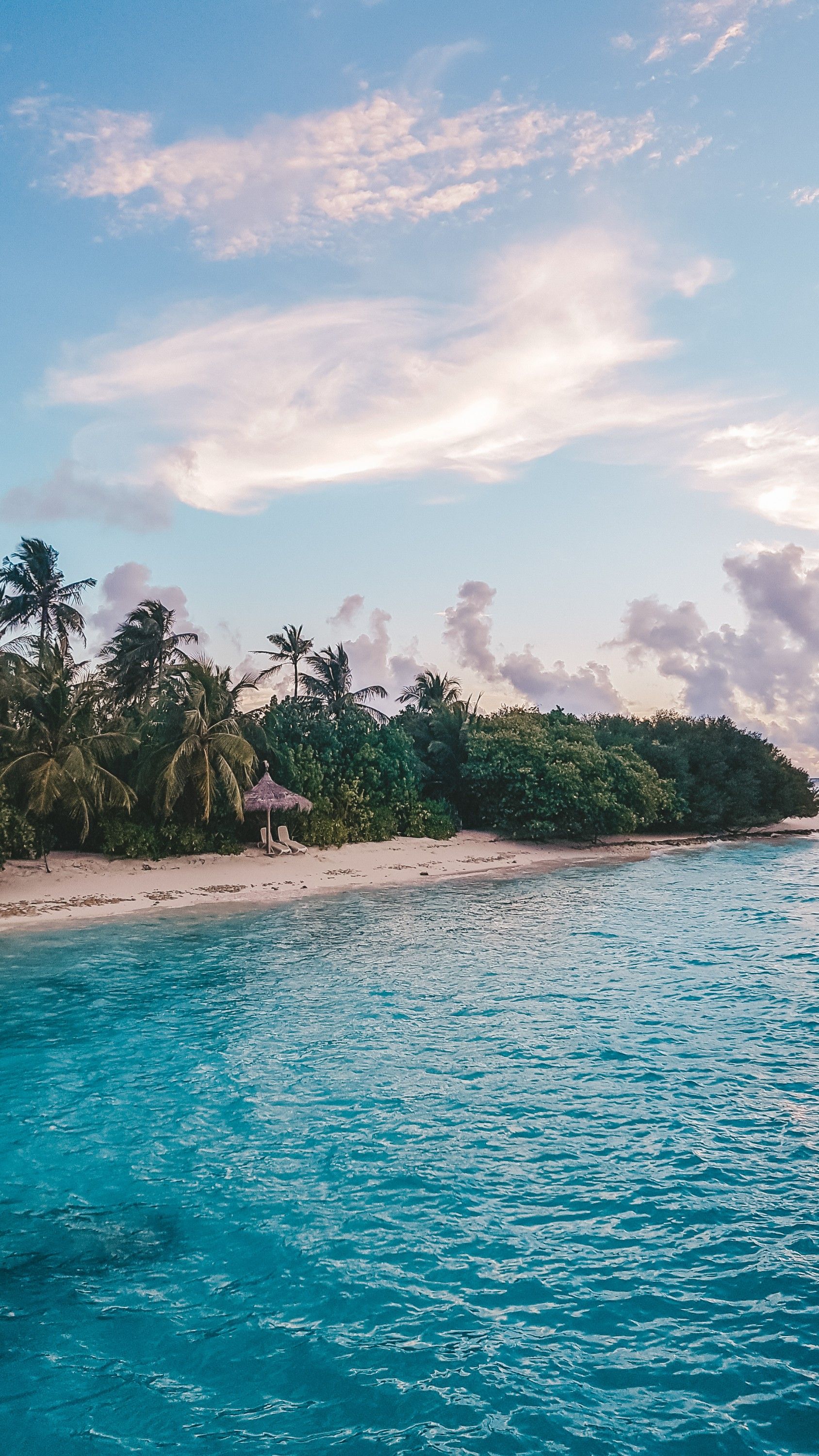 Tropische Insel, Türkises Wasser, Palmen, Wolken, Lagune, QHD+, Handy-Hintergrundbild