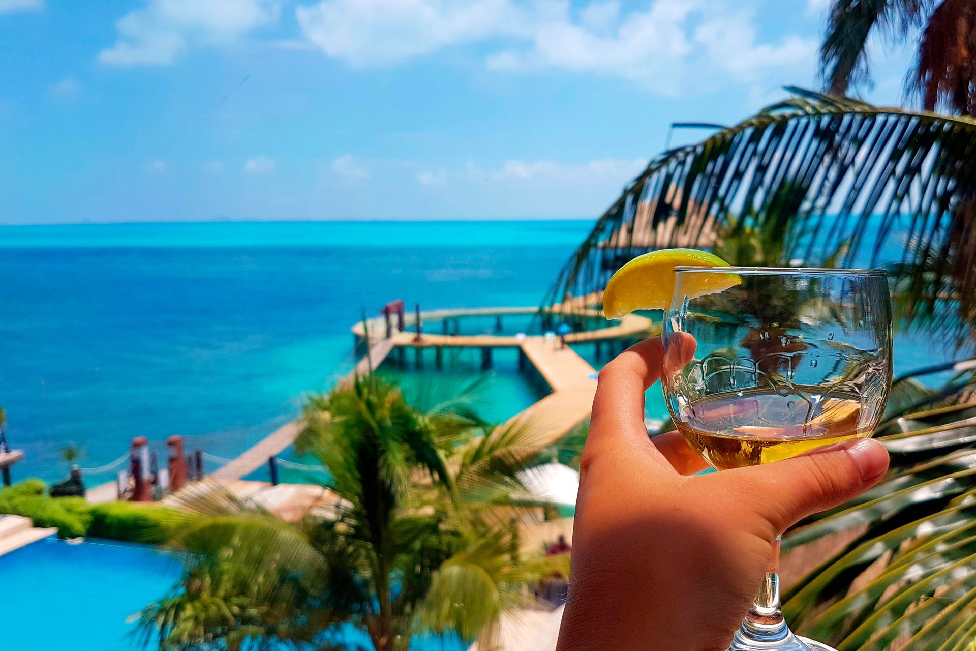 Cocktail, Hand mit Glas, Meerblick, Pool, Urlaub, Full HD, Desktop-Hintergrund für Windows