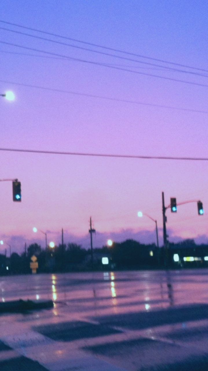 Straße, Dämmerung, Lila Himmel, Ampel, Stromleitungen, Hochformat, Hintergrundbild fürs Smartphone
