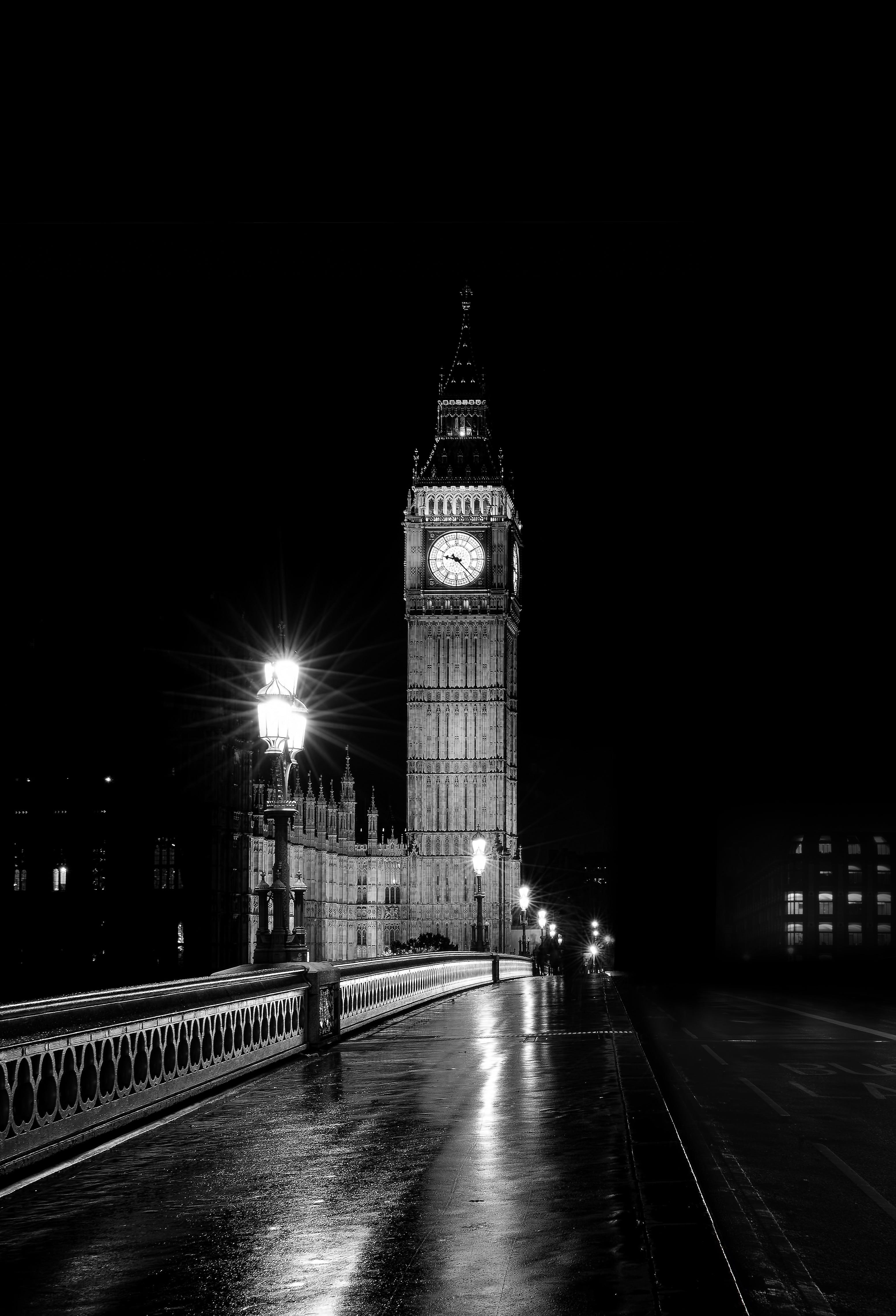Big Ben, London, Elizabeth Tower, Nacht, Straßenlaterne, Nasse Straße, QHD+, iPad-Hintergrundbild