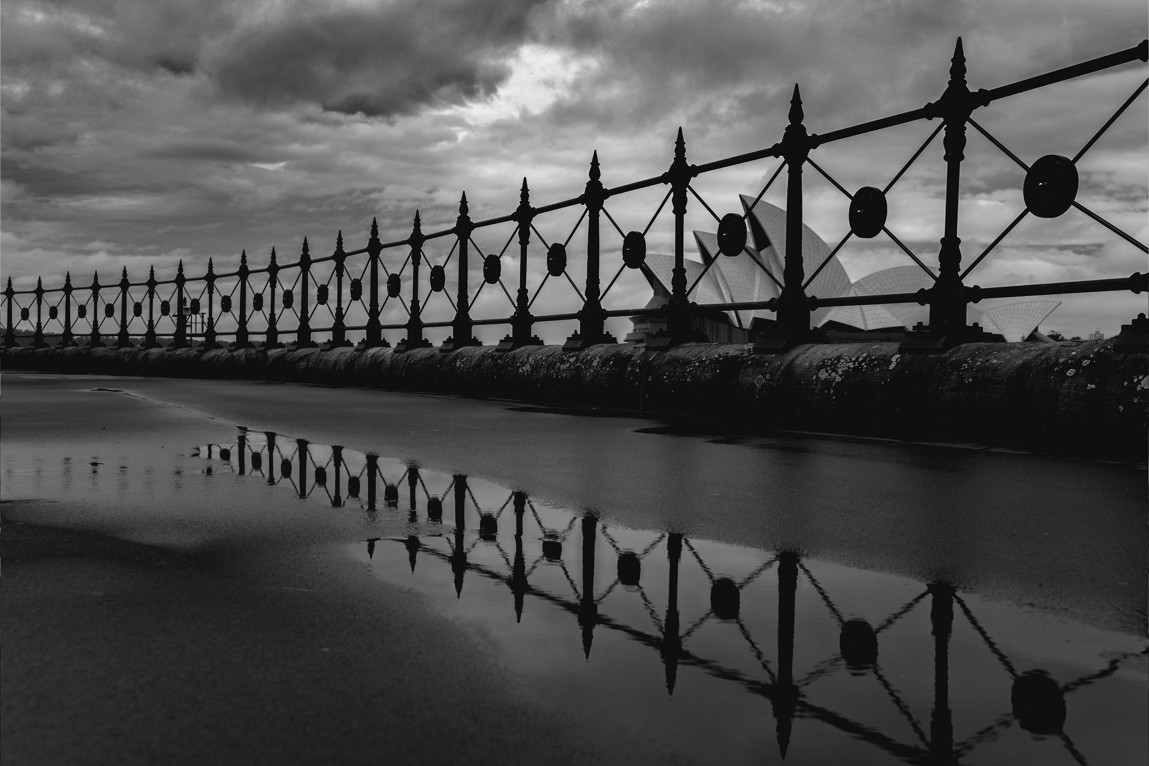 Geländer, Fluss, Spiegelung, Wolken, Monochrom, 2K, Hintergrund für den Desktop