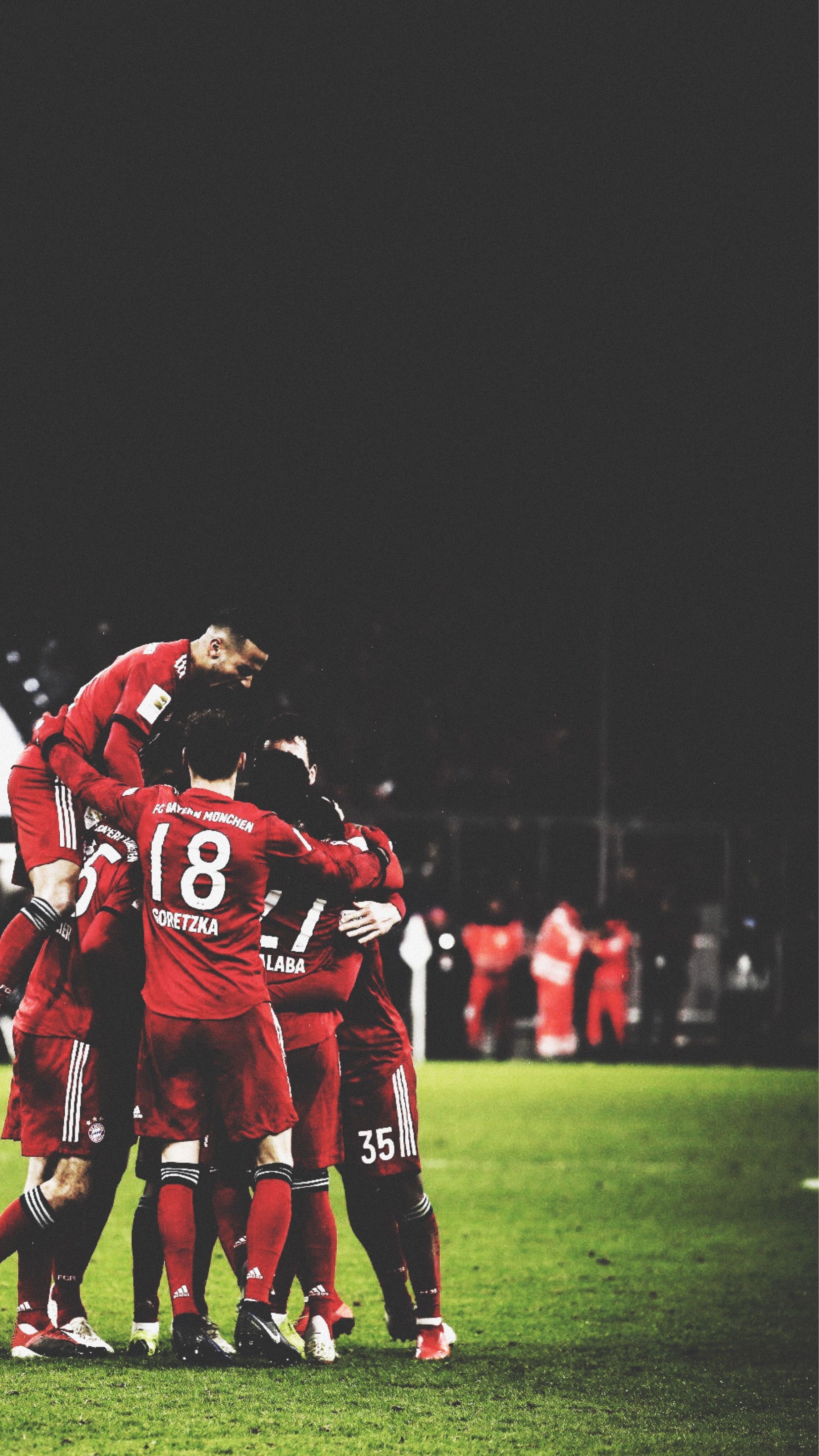 FC Bayern München, Mannschaft, Jubeltraube, Rasen, Nacht, QHD+, iPhone-Hintergrundbild