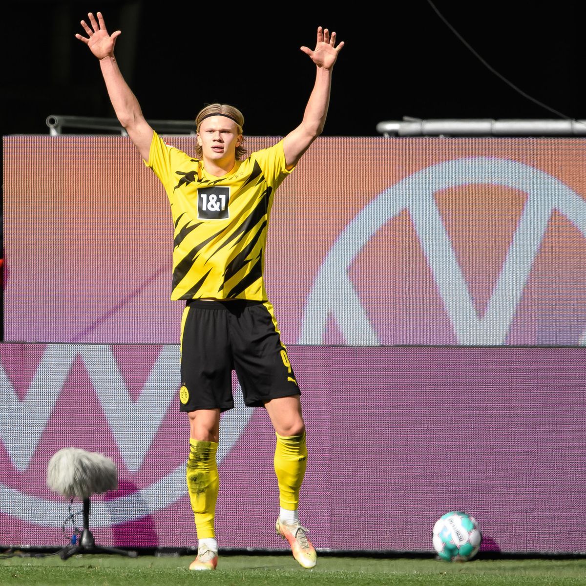 Erling Haaland, Borussia Dortmund, Jubel, Arme hoch, Spielfeld, Hintergrundbild fürs Tablet
