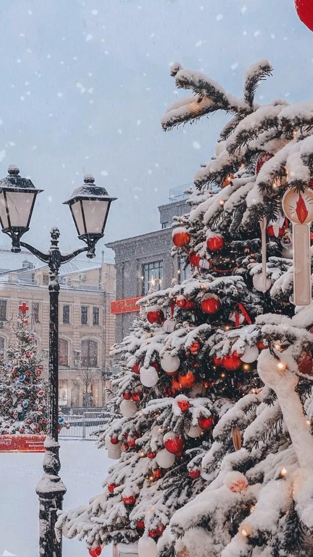 Weihnachtsbaum, Straßenlaterne, Rote Kugeln, Stadtplatz, Schnee, Full HD, iPhone-Hintergrundbild