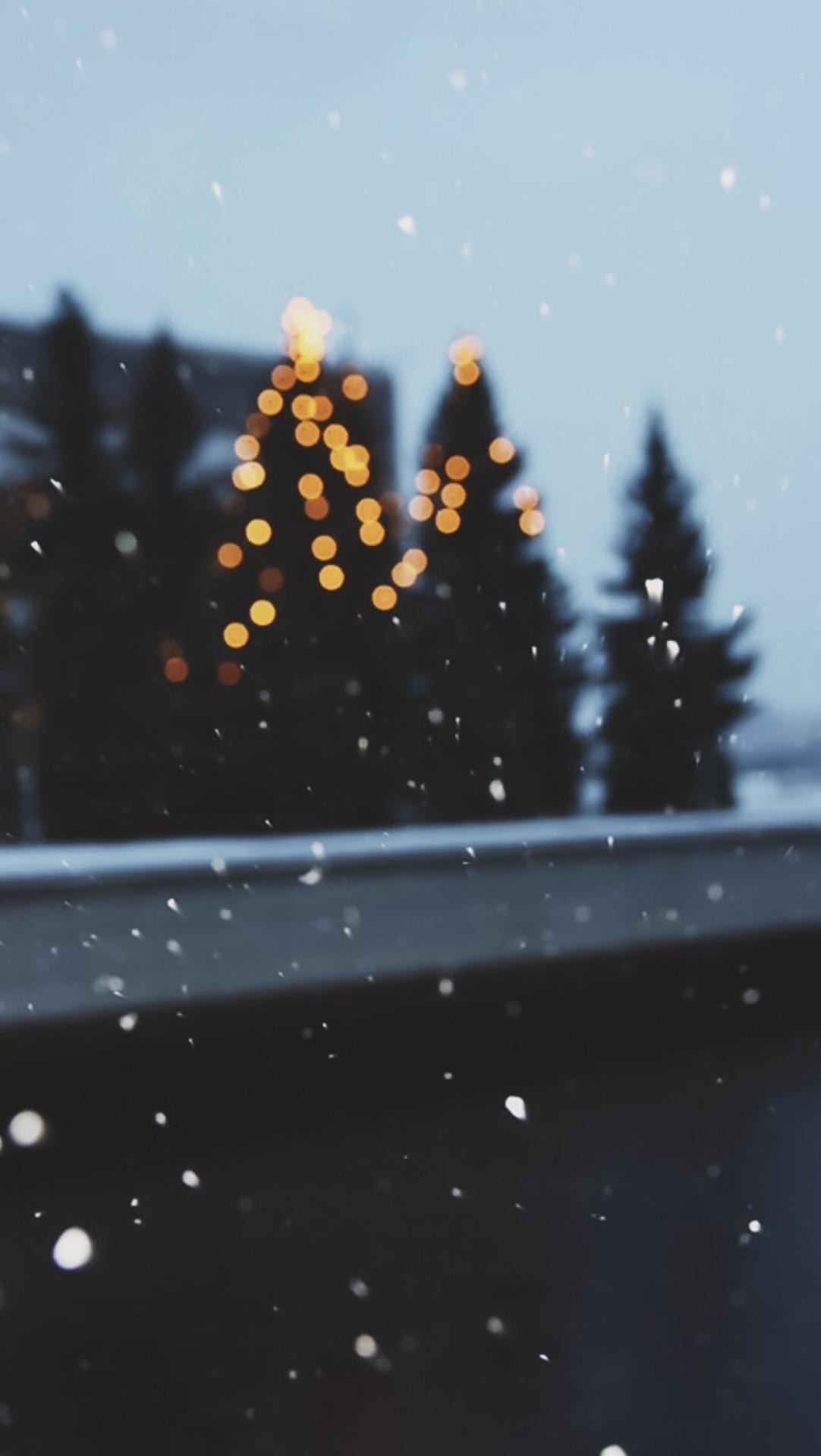 Beleuchtete Tannen, Schneefall, Dämmerung, Lichterkette, Blaue Stunde, Full HD, Handy-Hintergrundbild