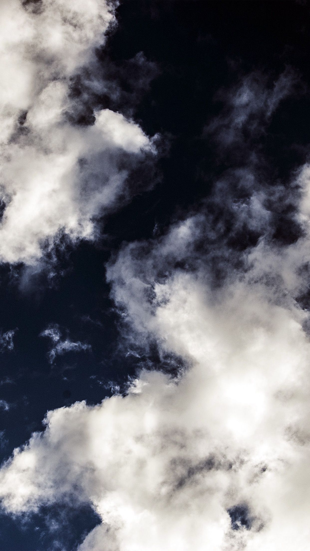 Wolken, Dunkelblauer Himmel, Weiß, Himmel, Kontrast, iPhone 17, Sperrbildschirm