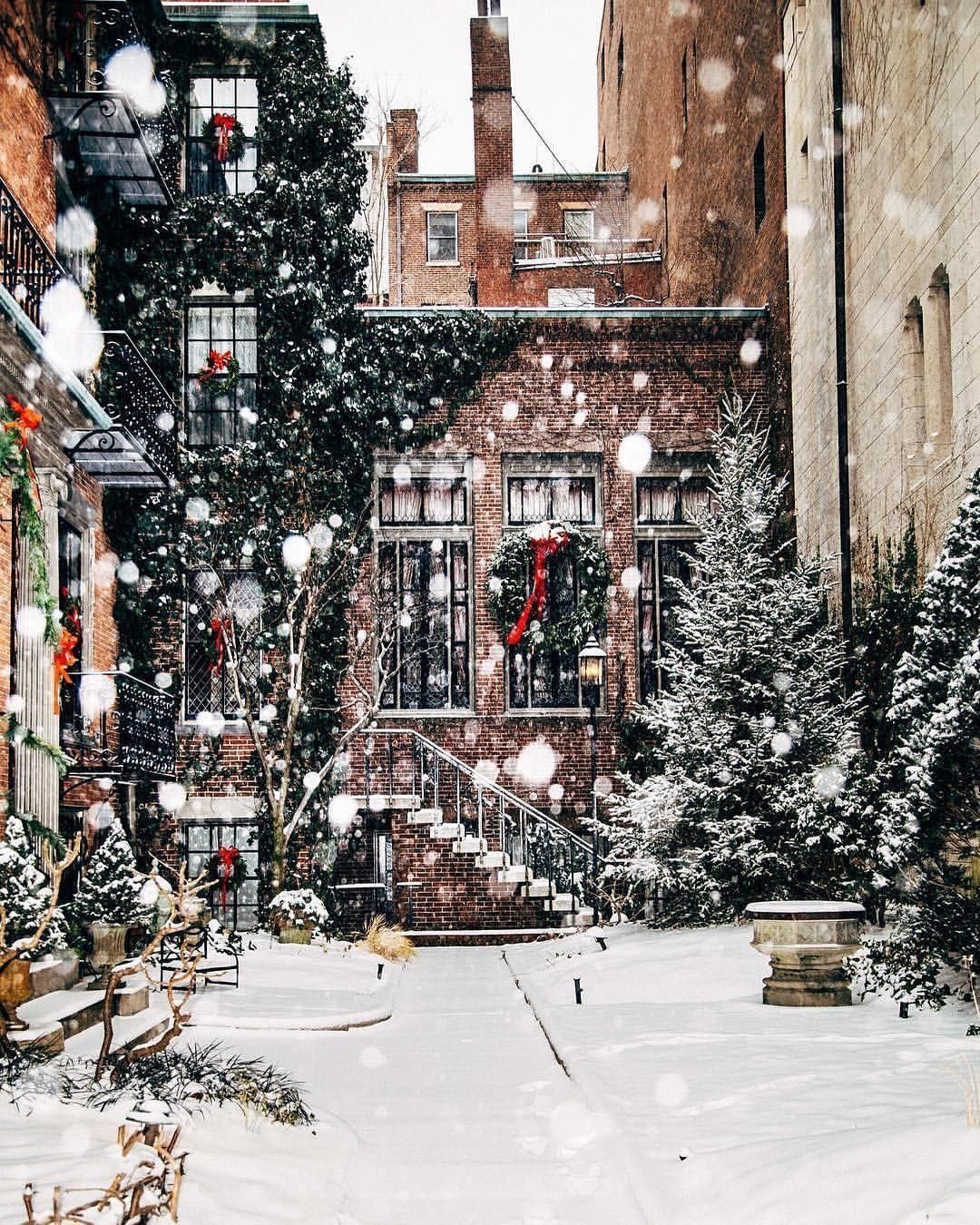 Verschneite Straße, Backsteinhäuser, Schneefall, Weihnachtsdeko, Altstadt, Full HD, Tablet-Hintergrund