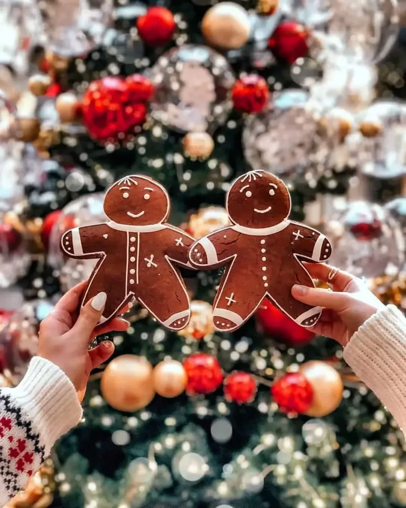 Lebkuchenmänner, Hände, Weihnachtsbaum, Rote Kugeln, Festlich, Hintergrundbild fürs iPad
