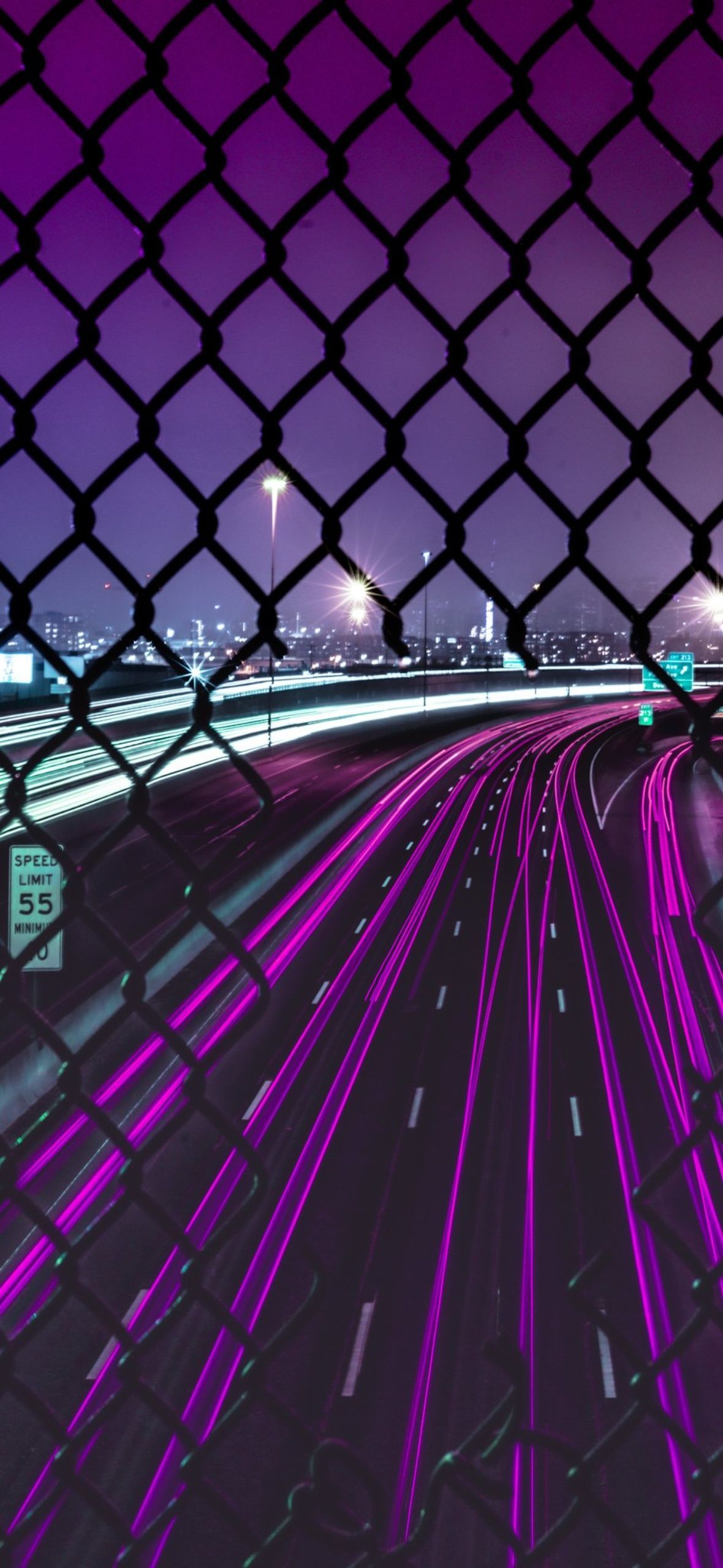 Autobahn, Zaun, Lila, Neon, Nacht, Lichtspuren, iPhone 17, Wallpaper