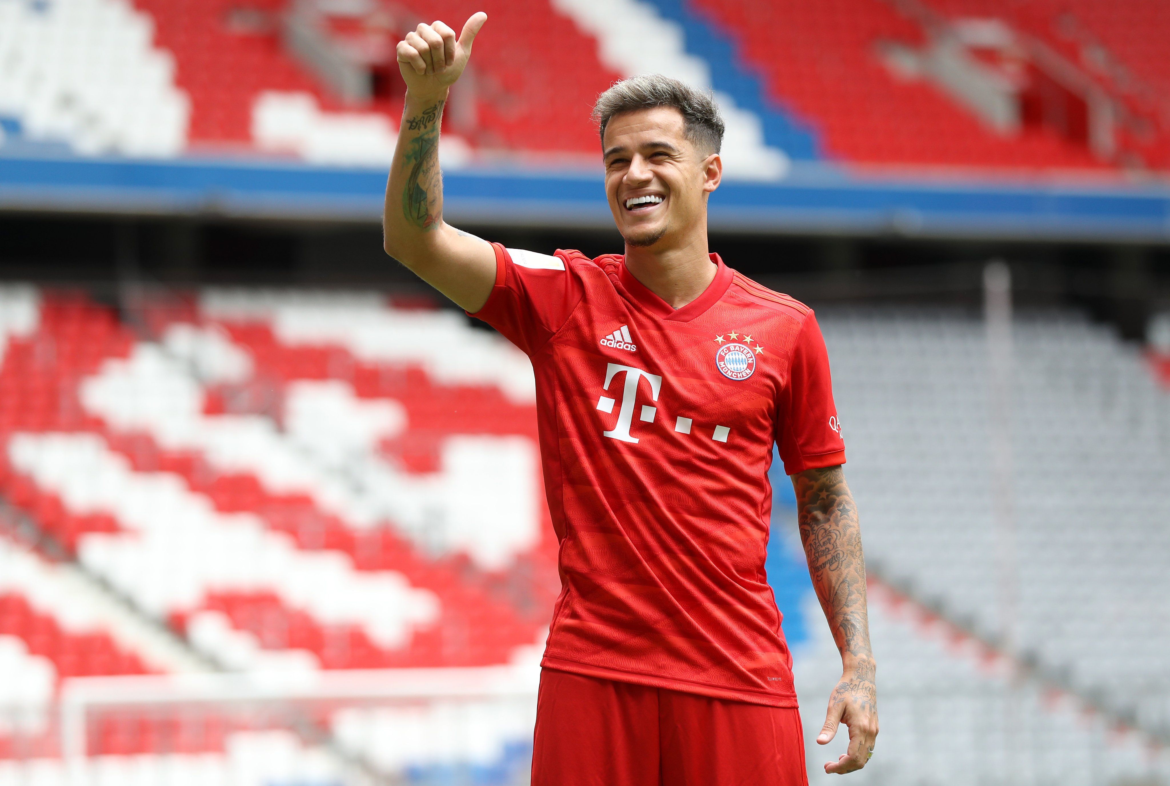 Philippe Coutinho, FC Bayern München, Fußballspieler, Rotes Trikot, Tribüne, 4K Wallpaper