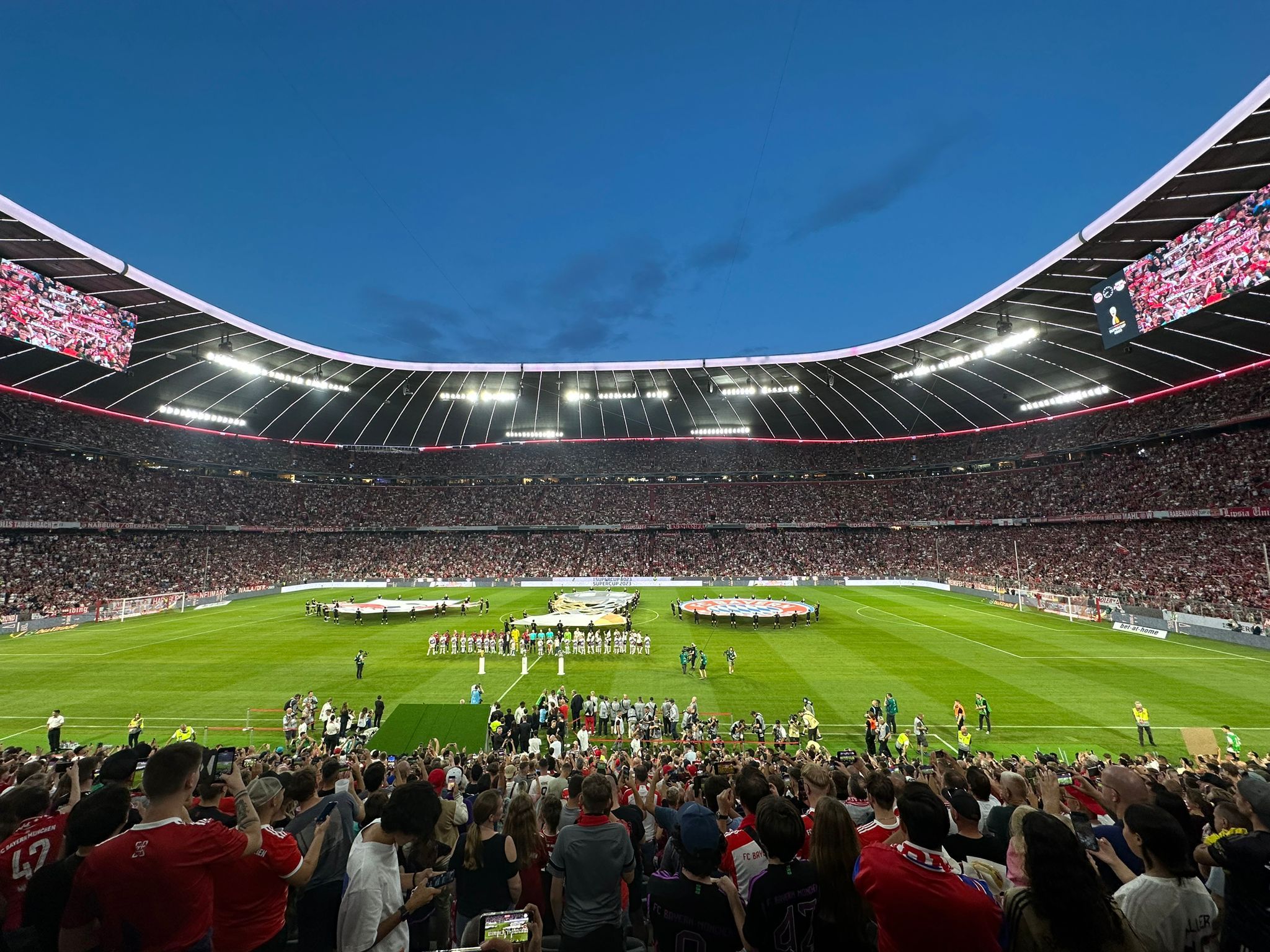 Allianz Arena, FC Bayern München, Fußballstadion, Fans, Blauer Himmel, Full HD, iPad-Hintergrundbild