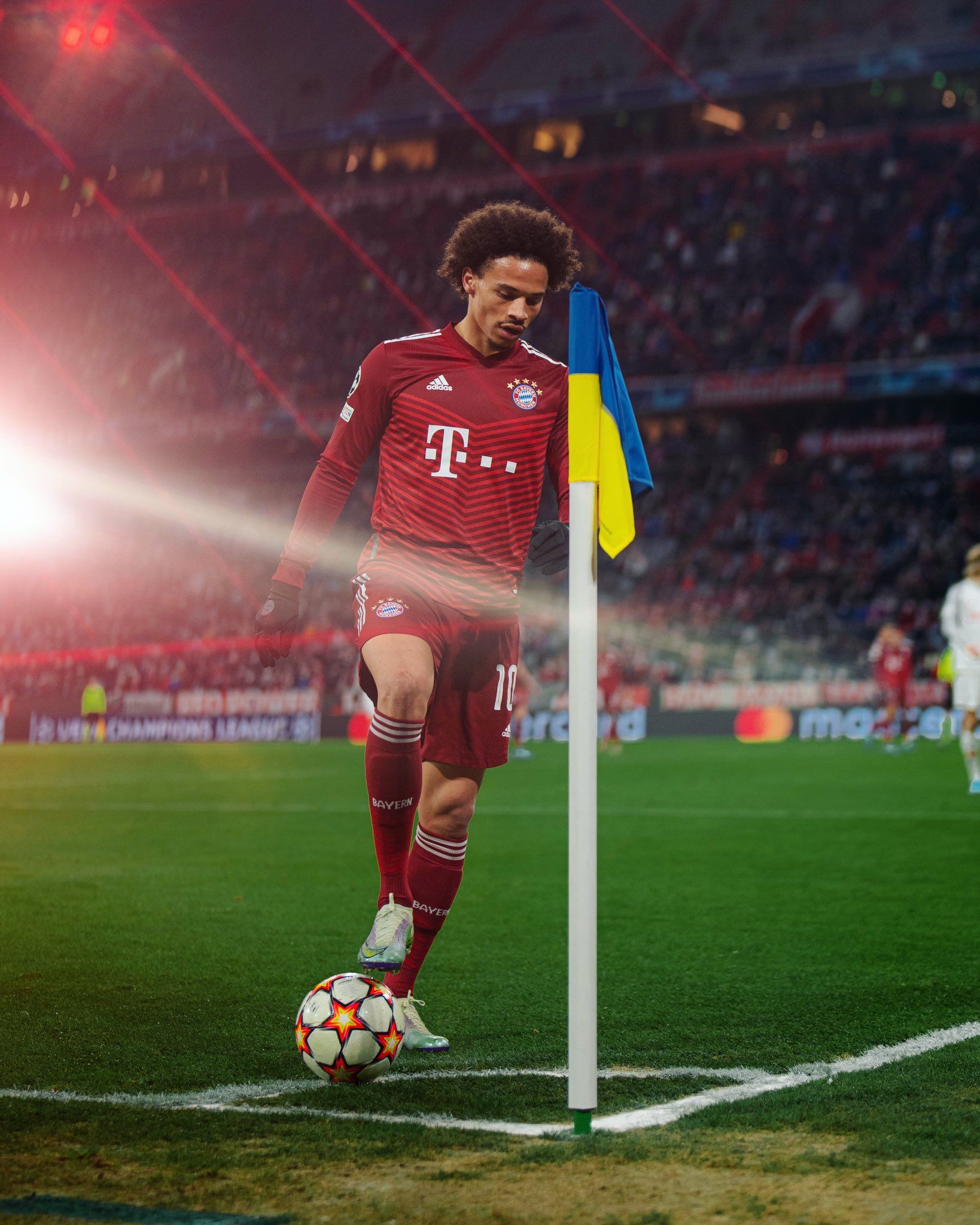 Leroy Sané, FC Bayern München, Eckstoß, Fußballstadion, Flutlicht, QHD+, Tablet-Hintergrund
