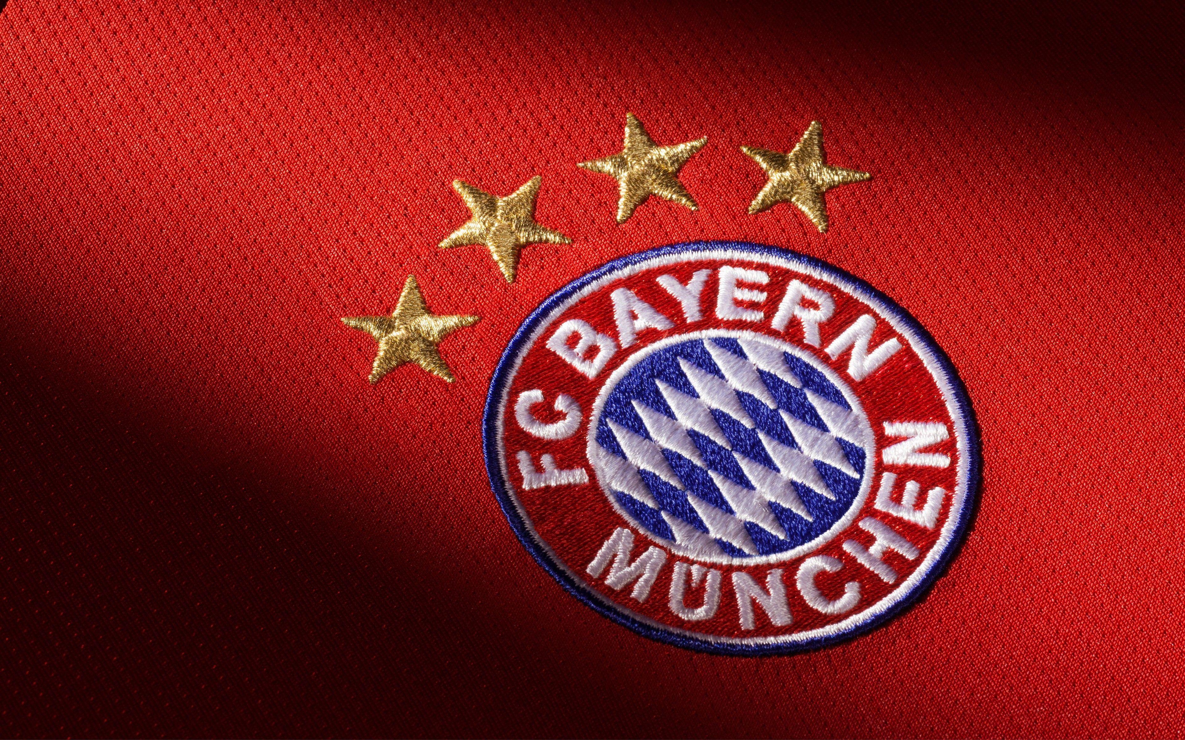 FC Bayern München, Gesticktes Wappen, Vier Sterne, Trikotstoff, Rot, 4K, Desktop-Hintergrund