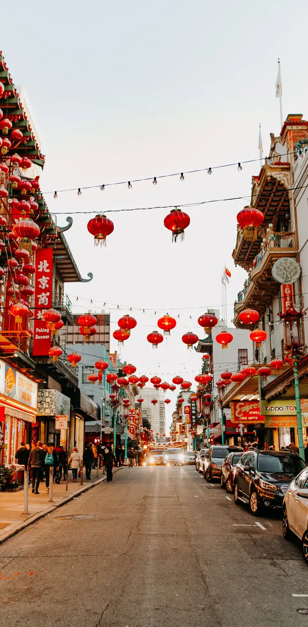 Chinatown, Laternen, Straße, Altbauten, Tageslicht, Hochformat, Hintergrundbild fürs Smartphone