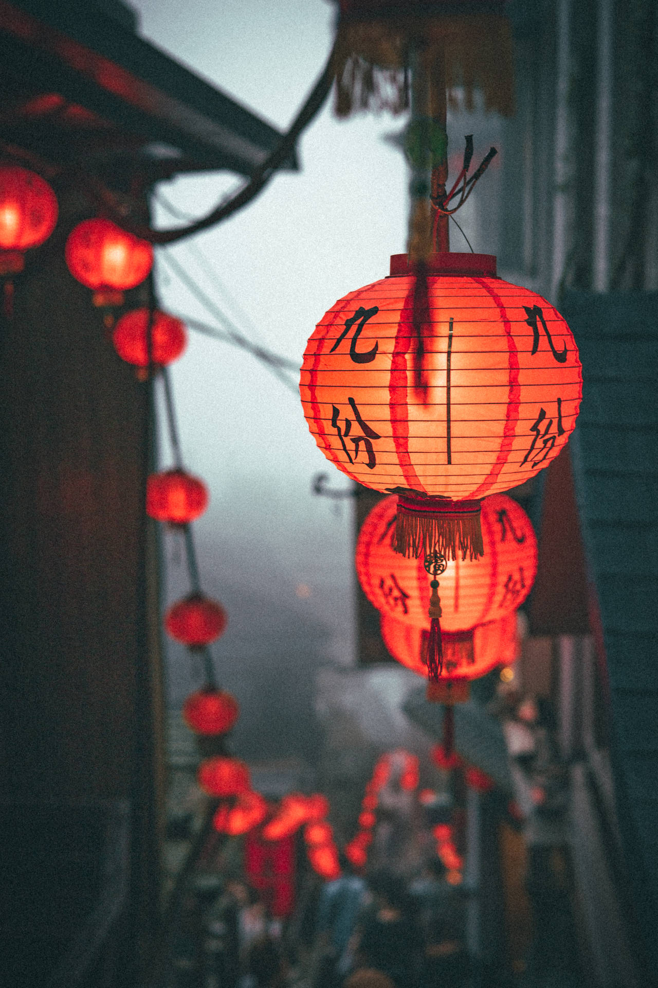 Rote Laternen, Lampions, Gasse, Nebel, Abend, Full HD, Hintergrundbild fürs Handy