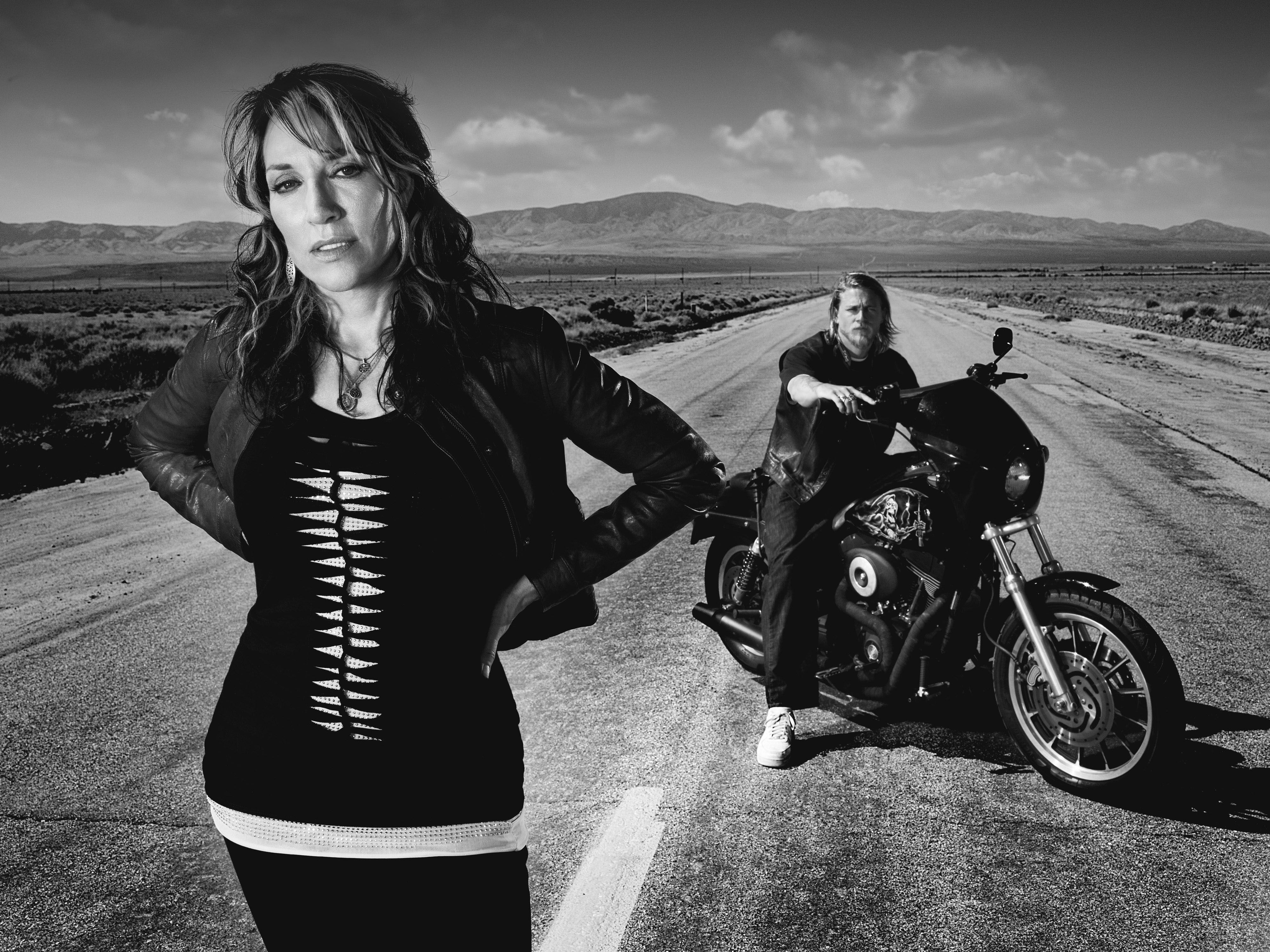 Gemma Teller, Katey Sagal, Jax Teller, Sons of Anarchy, Motorrad, Schwarz-Weiß, 4K-Tablet-Hintergrundbild
