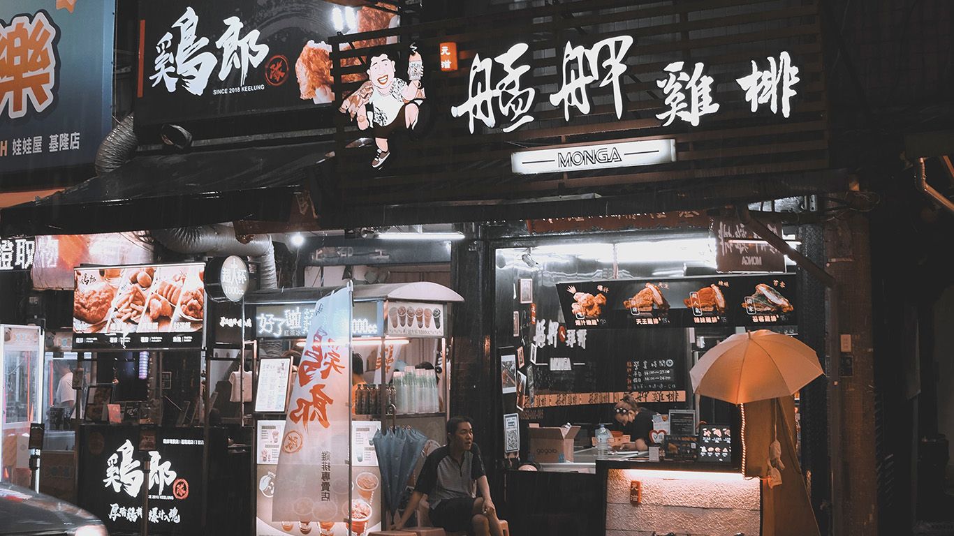 Streetfood-Stand, Brathähnchen, Chinesische Schriftzeichen, Nachtmarkt, Regenschirm, HD Wallpaper