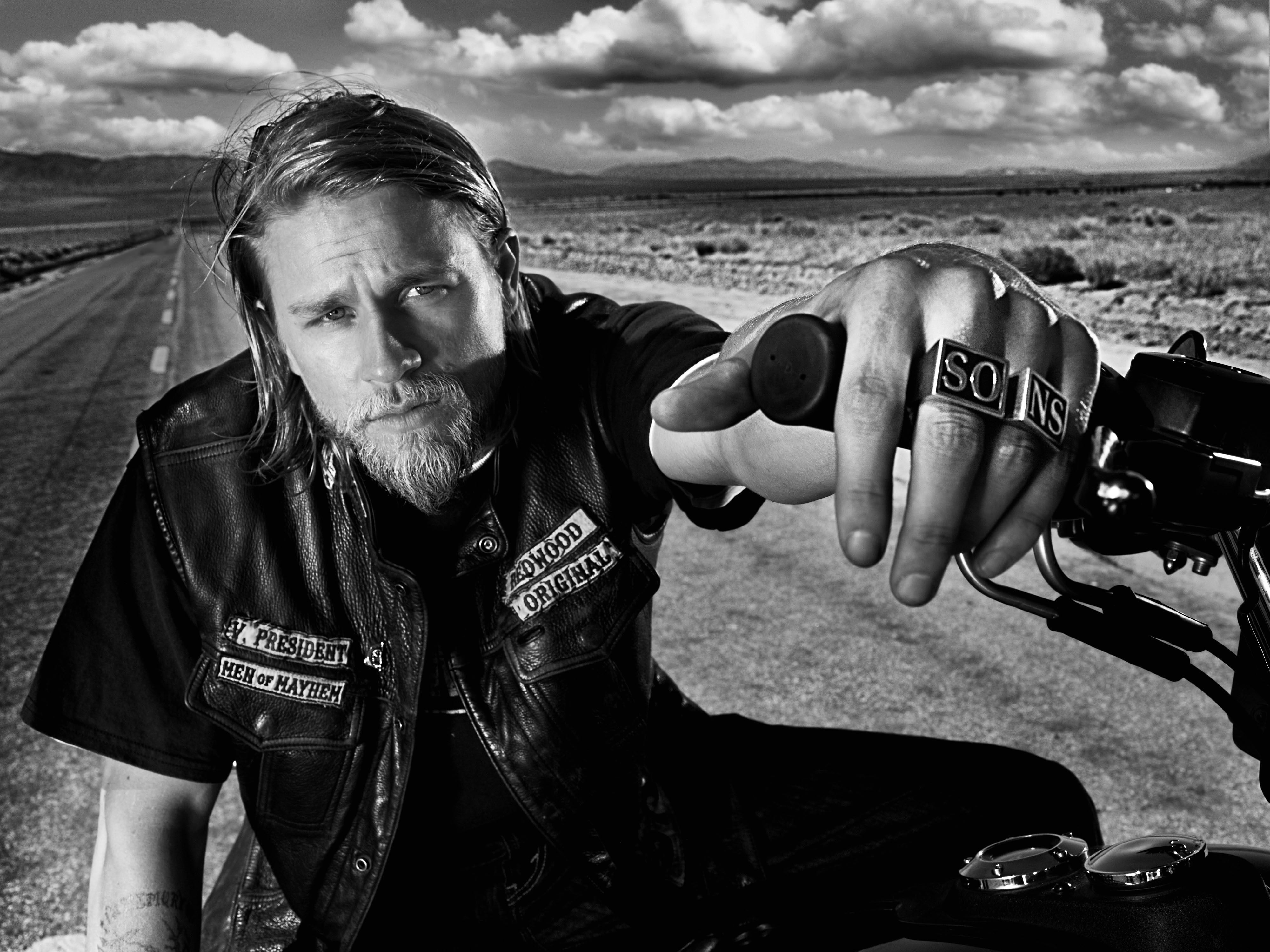 Jax Teller, Charlie Hunnam, Sons of Anarchy, Sons-Ringe, Motorrad, Schwarz-Weiß, iPad-Hintergrundbild