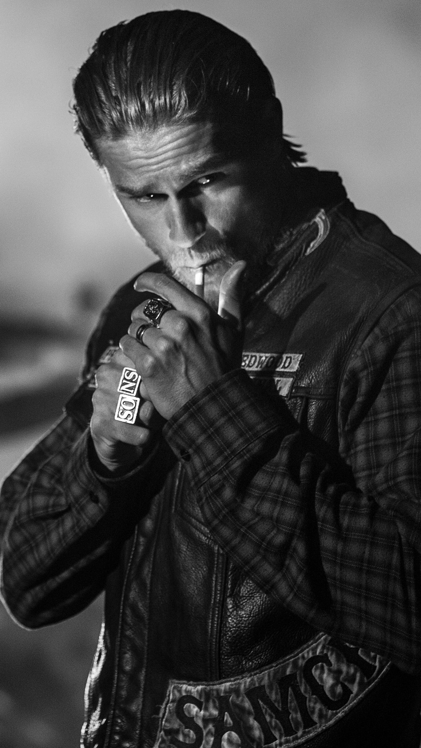 Jax Teller, Charlie Hunnam, Sons of Anarchy, Zigarette, Schwarz-Weiß, QHD+, iPhone-Hintergrundbild