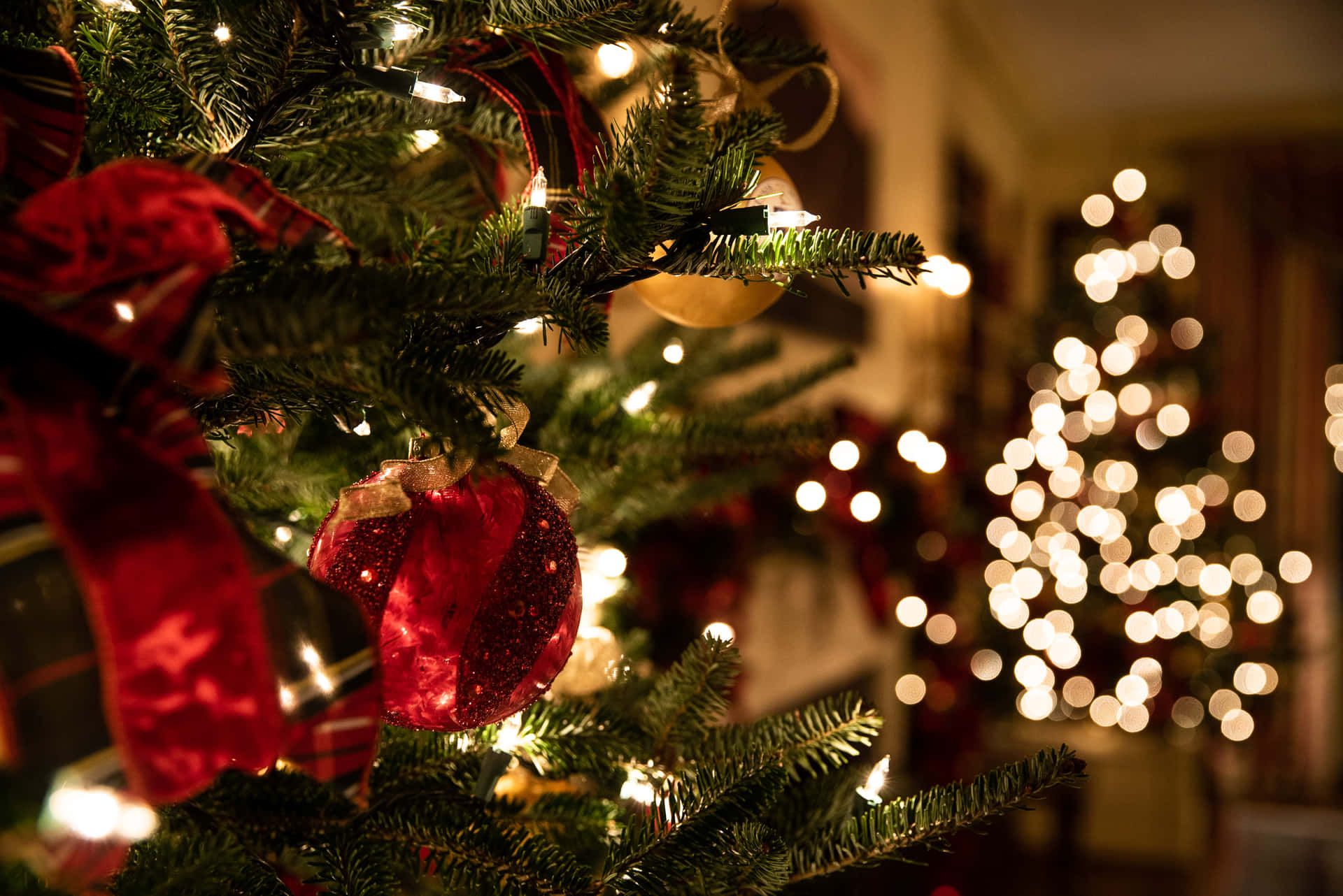 Weihnachtsbaum, Christbaumkugeln, Rote Schleife, Lichterkette, Bokeh, Full-HD-Hintergrundbild für PC