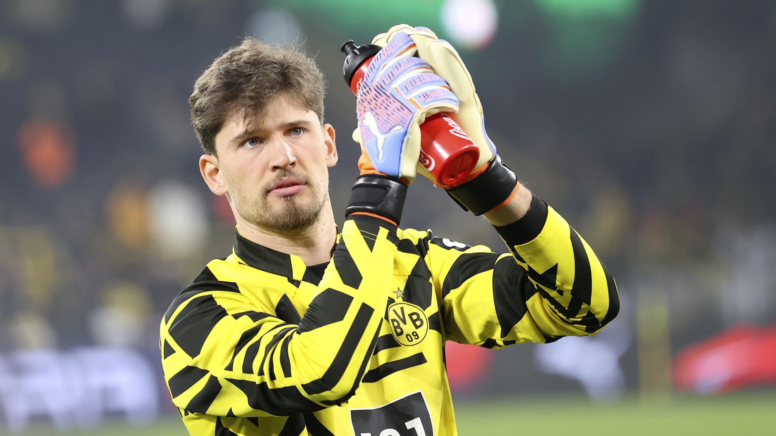Gregor Kobel, Borussia Dortmund, Torwart, Trinkflasche, Torwarttrikot, 2560x1440, PC-Hintergrundbild