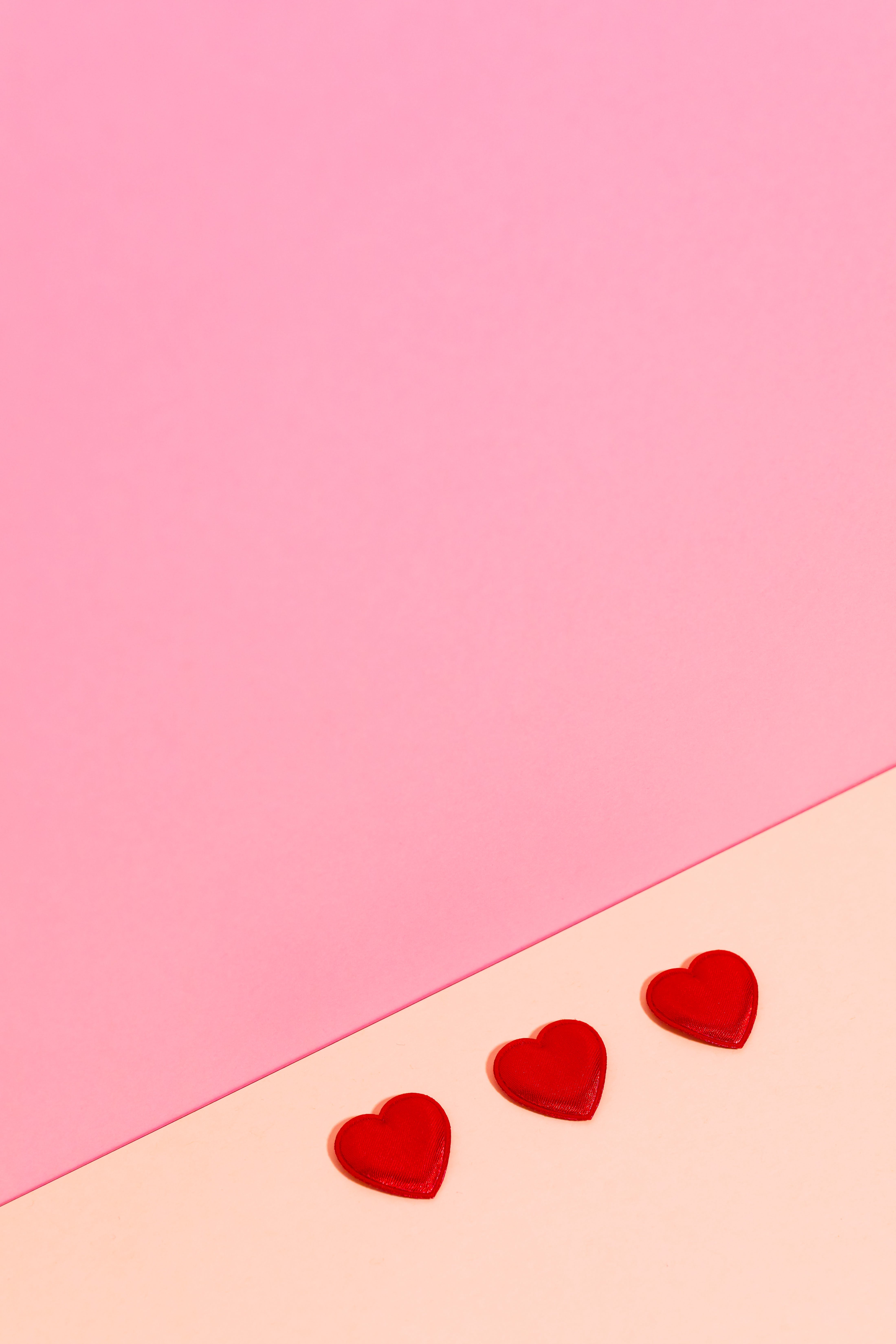 Rote Herzen, Rosa Hintergrund, Minimalistisch, Diagonale, QHD+ Wallpaper