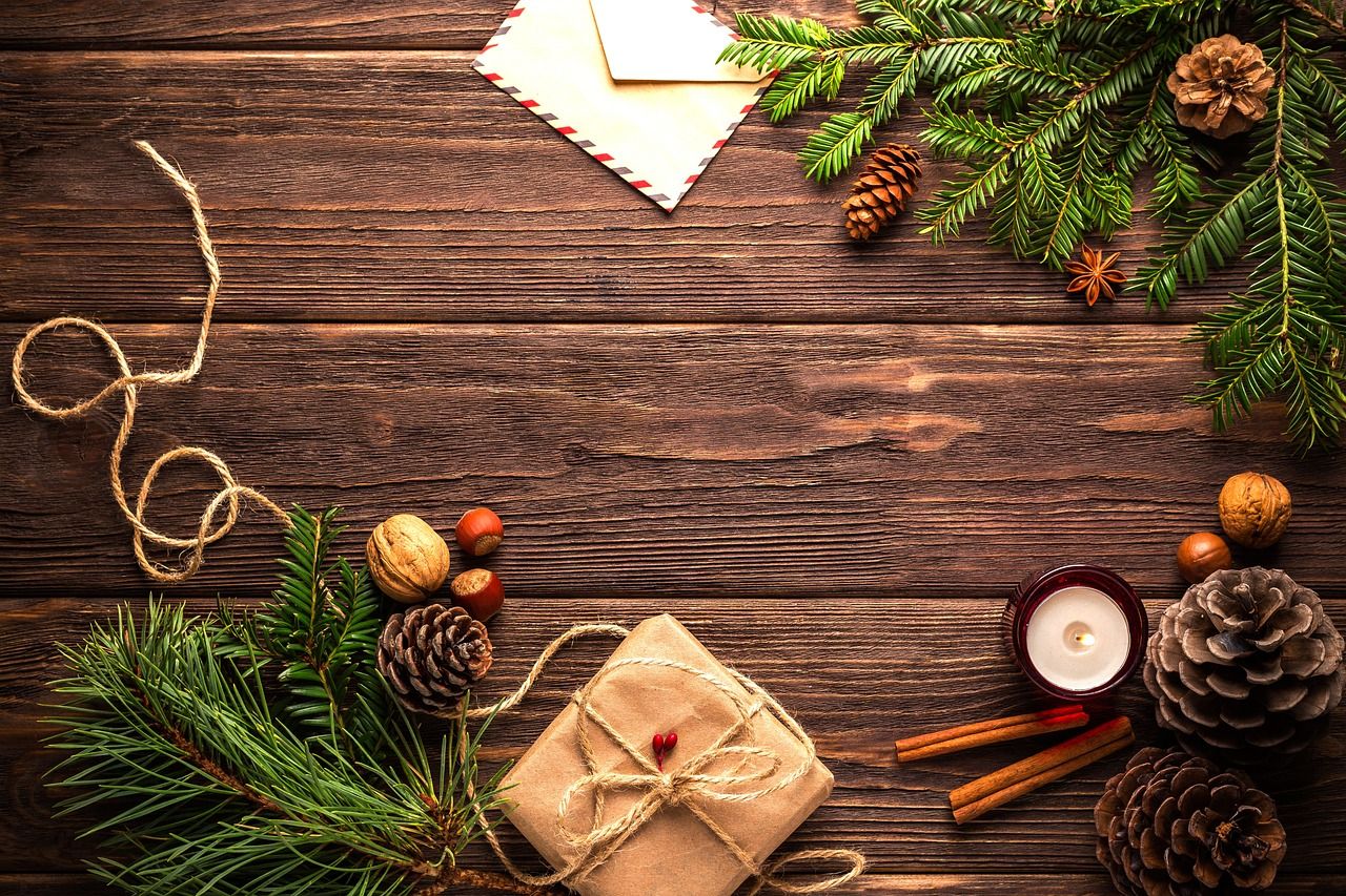 Holztisch, Tannenzweige, Tannenzapfen, Geschenk, Flatlay, HD, PC-Hintergrundbild