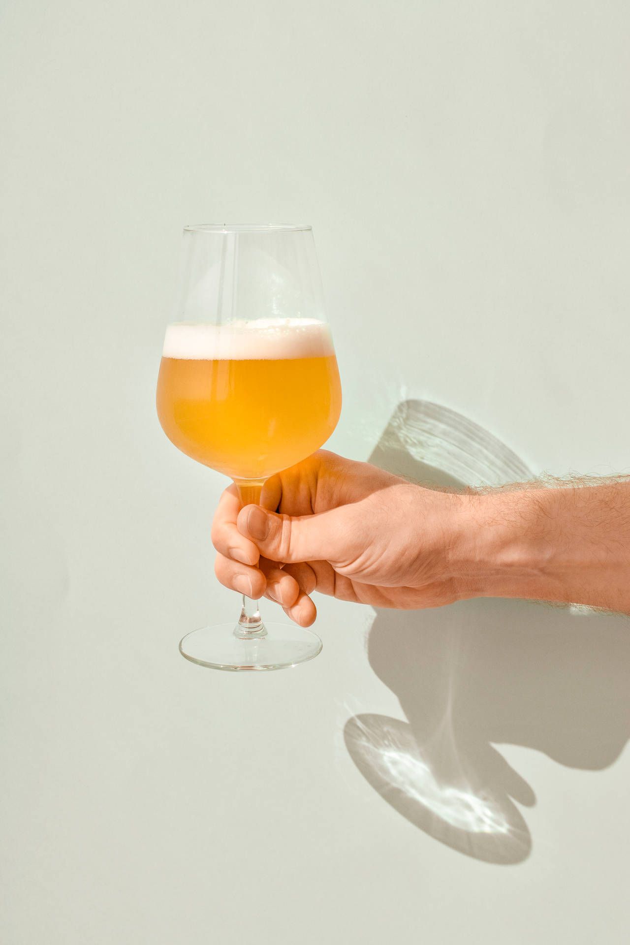 Bier, Glas, Hand, Schatten, Heller Hintergrund, Full HD, Sperrbildschirm fürs iPhone