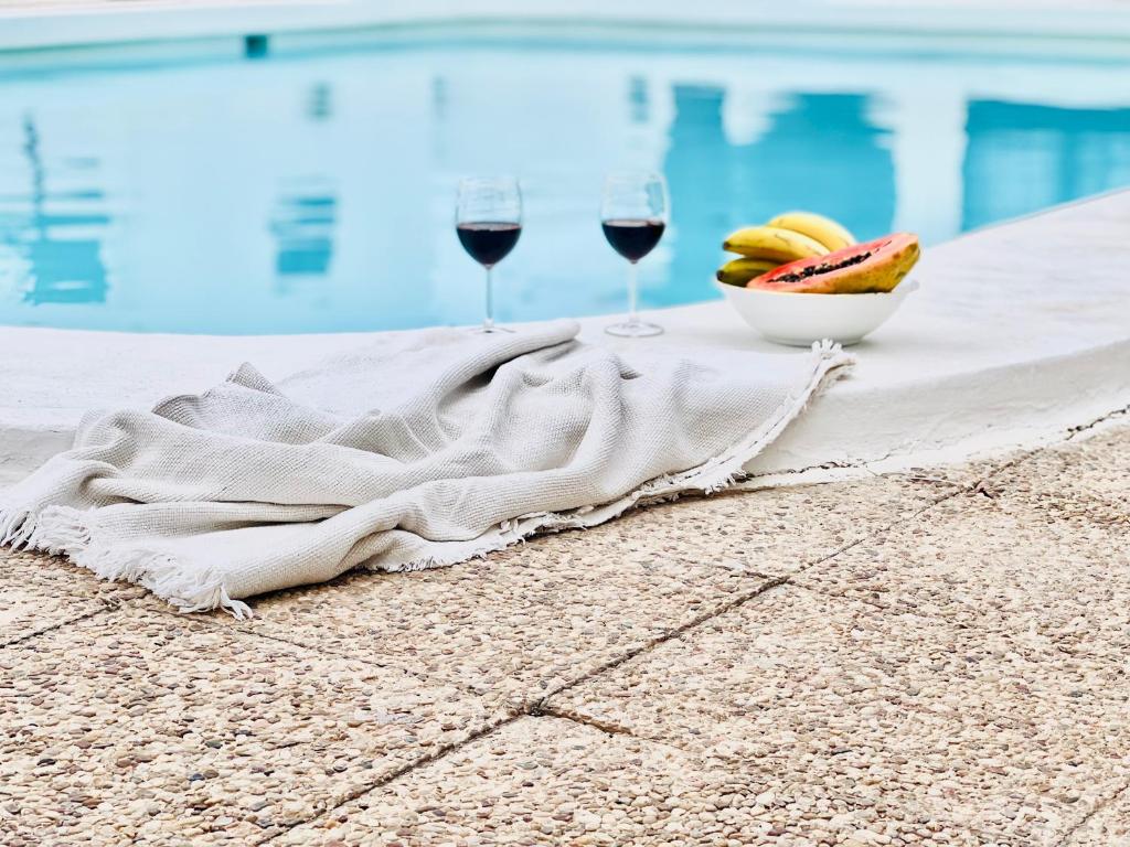 Pool, Rotwein, Weingläser, Handtuch, Snacks, Hintergrundbild für iPad und Tablet