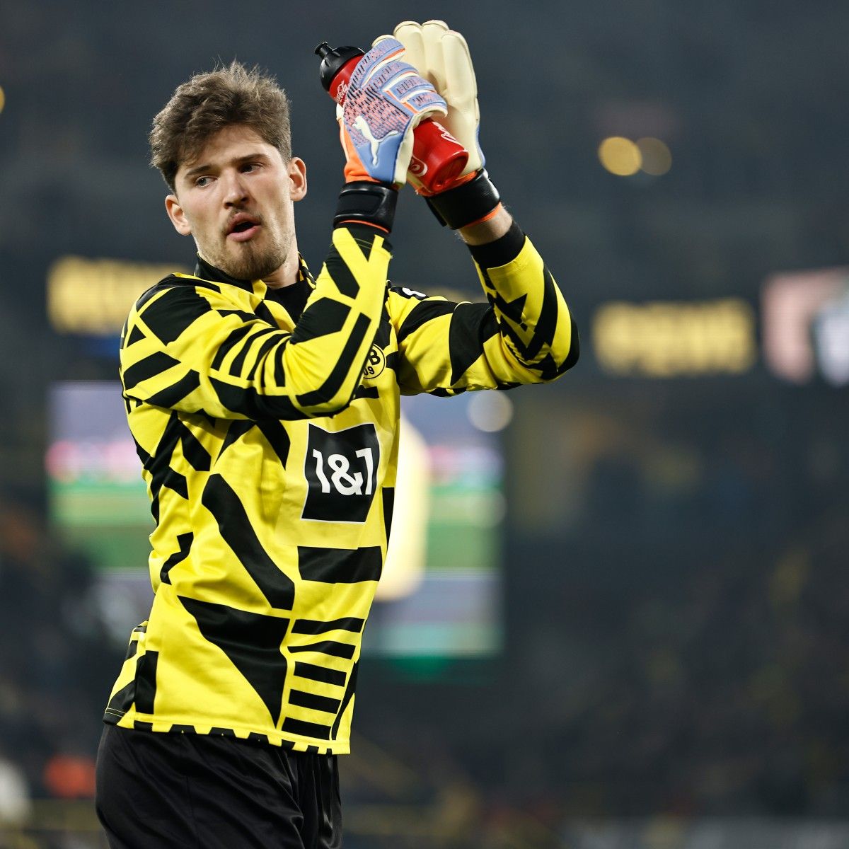 Gregor Kobel, Borussia Dortmund, Torwart, Trinkflasche, Flutlicht, Hintergrundbild fürs iPad