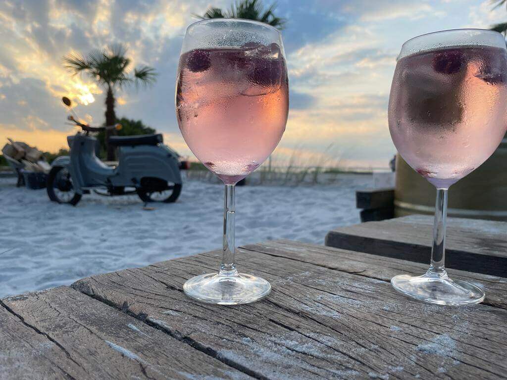 Roséwein, Weingläser, Holztisch, Palmen, Motorroller, Abend, Hintergrundbild fürs iPad