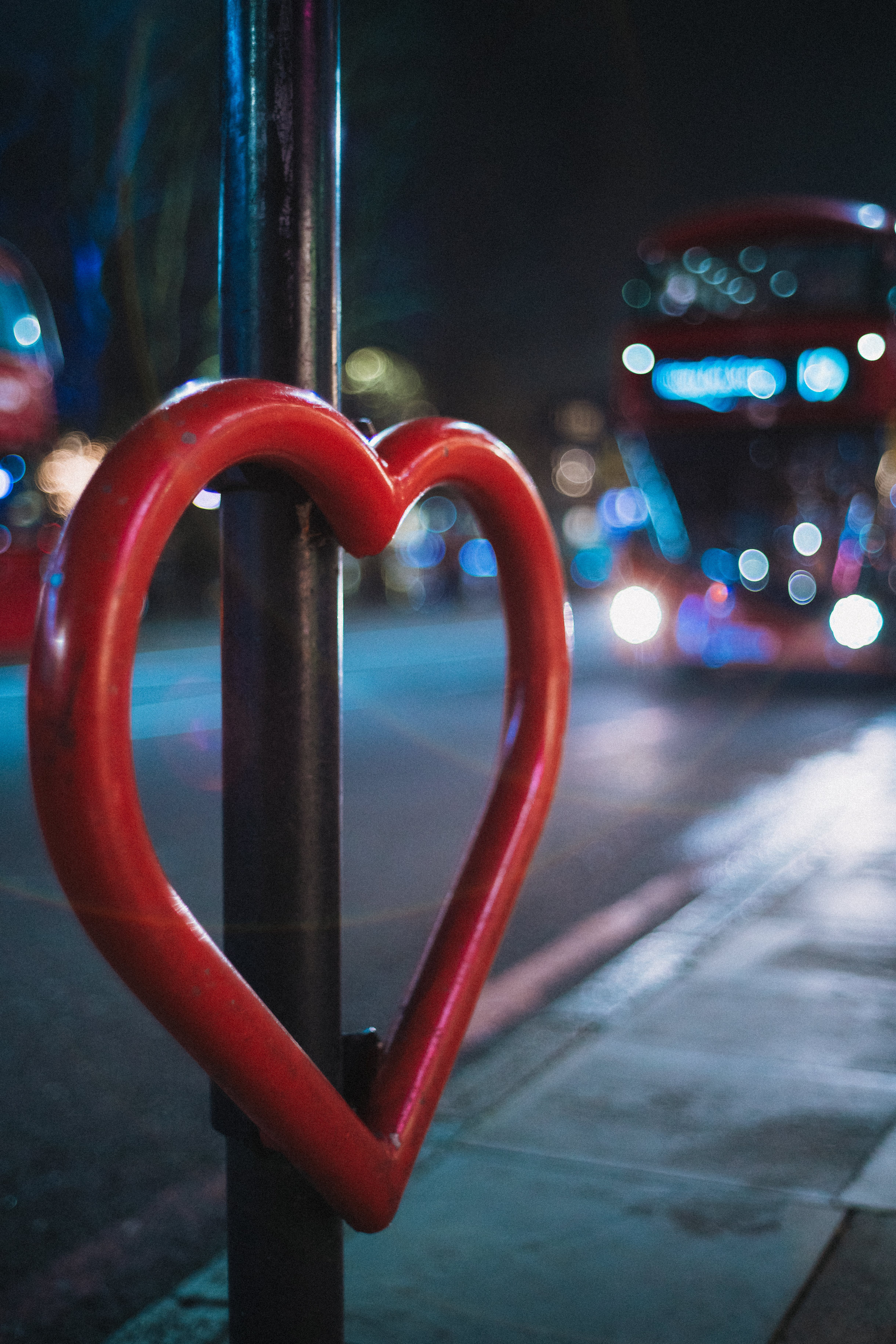 Rote Herzskulptur, Straße, Nacht, Bokeh, Stadt, QHD+, Hintergrundbild fürs Tablet