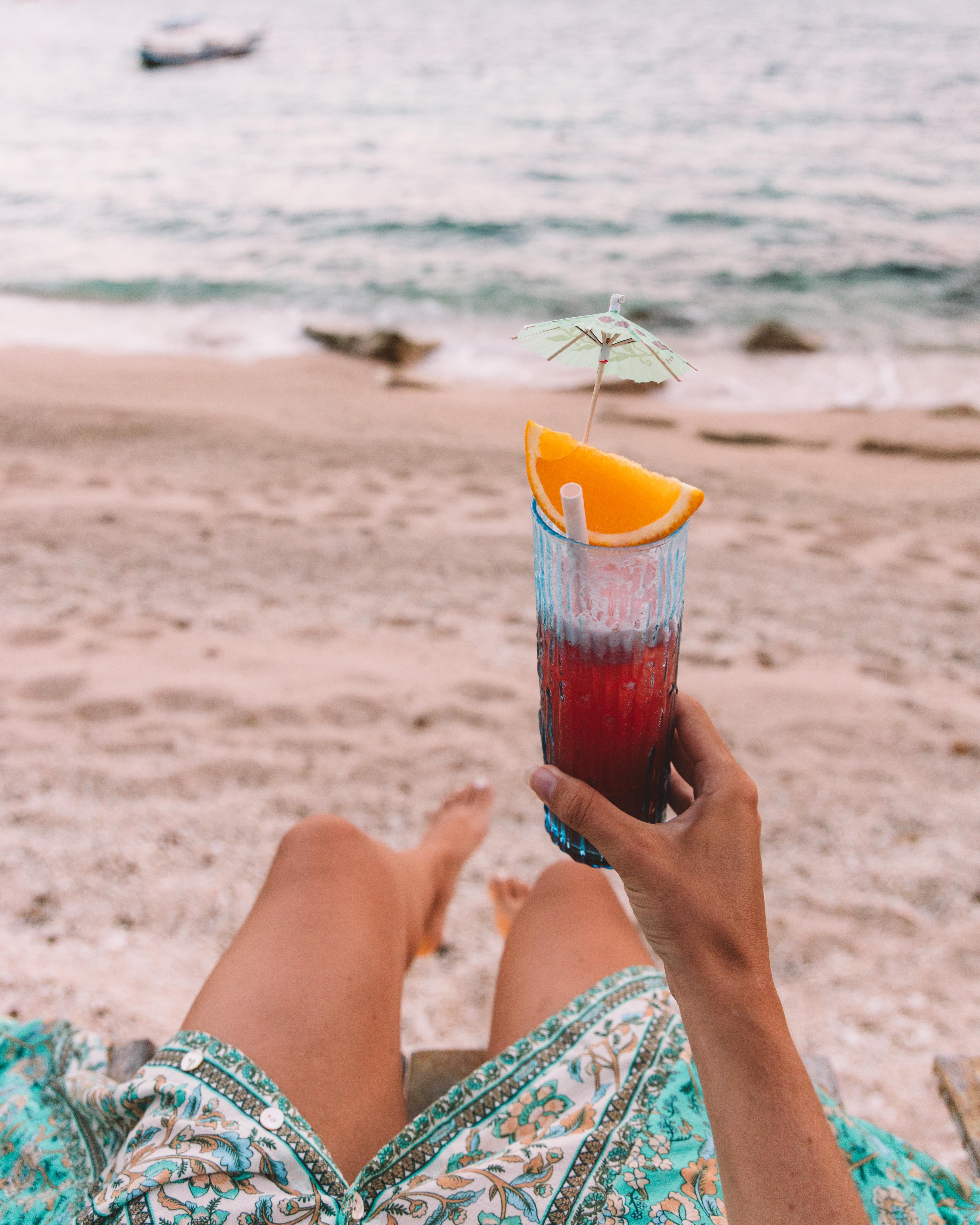 Cocktail, Orangenscheibe, Strand, Meer, Entspannung, QHD+, Hintergrundbild fürs Tablet