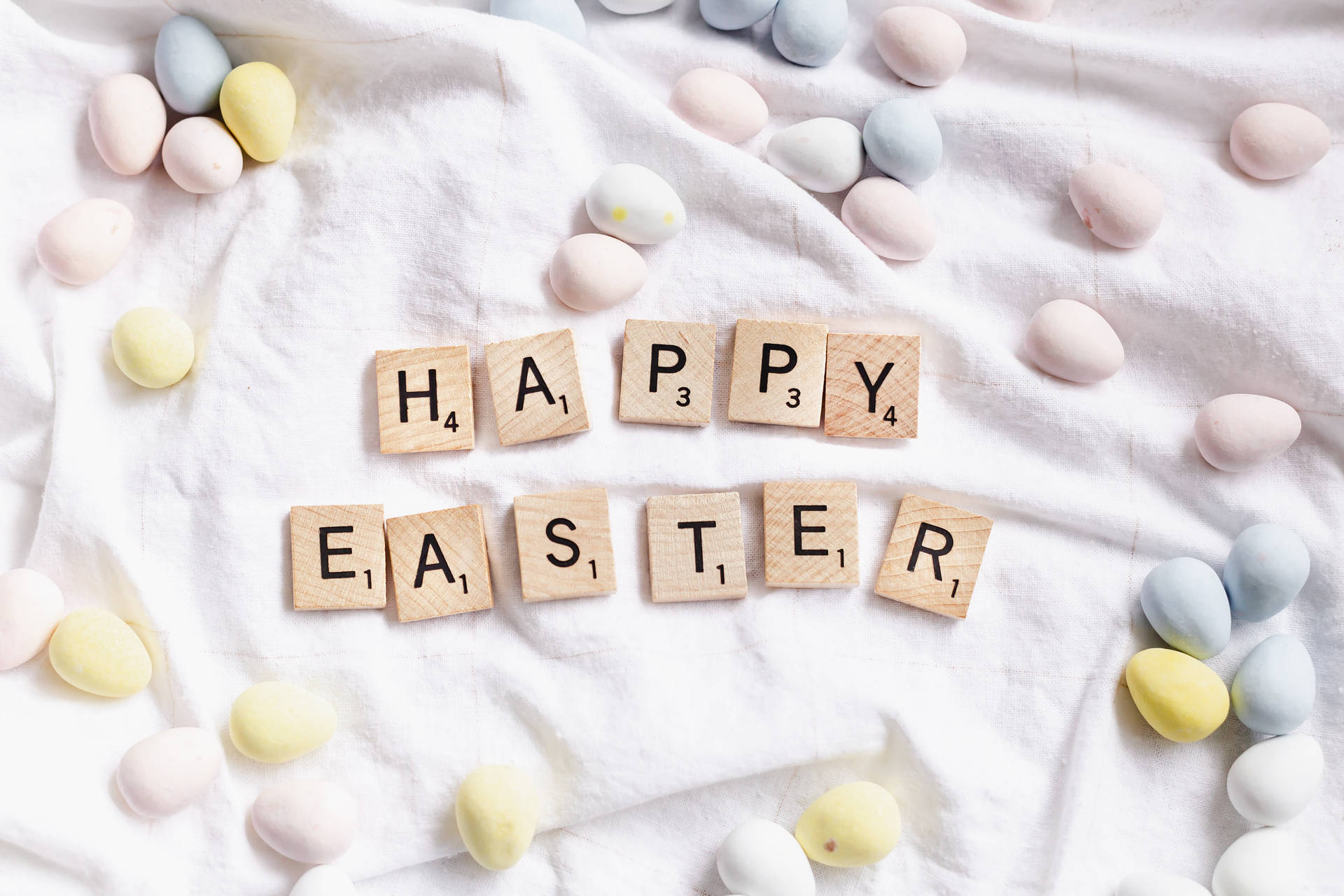 Happy Easter, Scrabble-Buchstaben, Schokoeier, Pastell, Weißer Stoff, Full HD, Desktop-Hintergrund