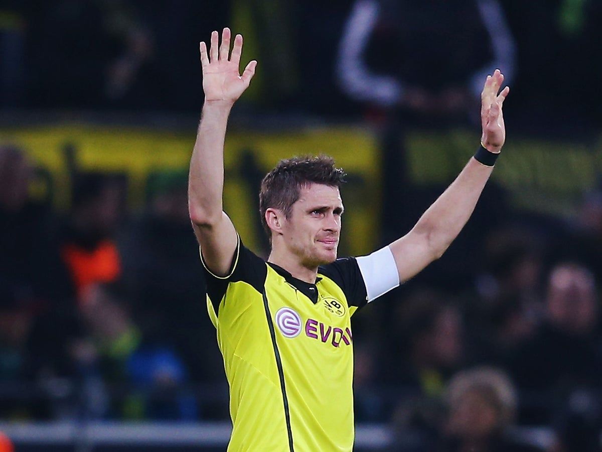 Borussia Dortmund, Fußballspieler, Arme hoch, Applaus, Kapitänsbinde, Hintergrundbild fürs iPad