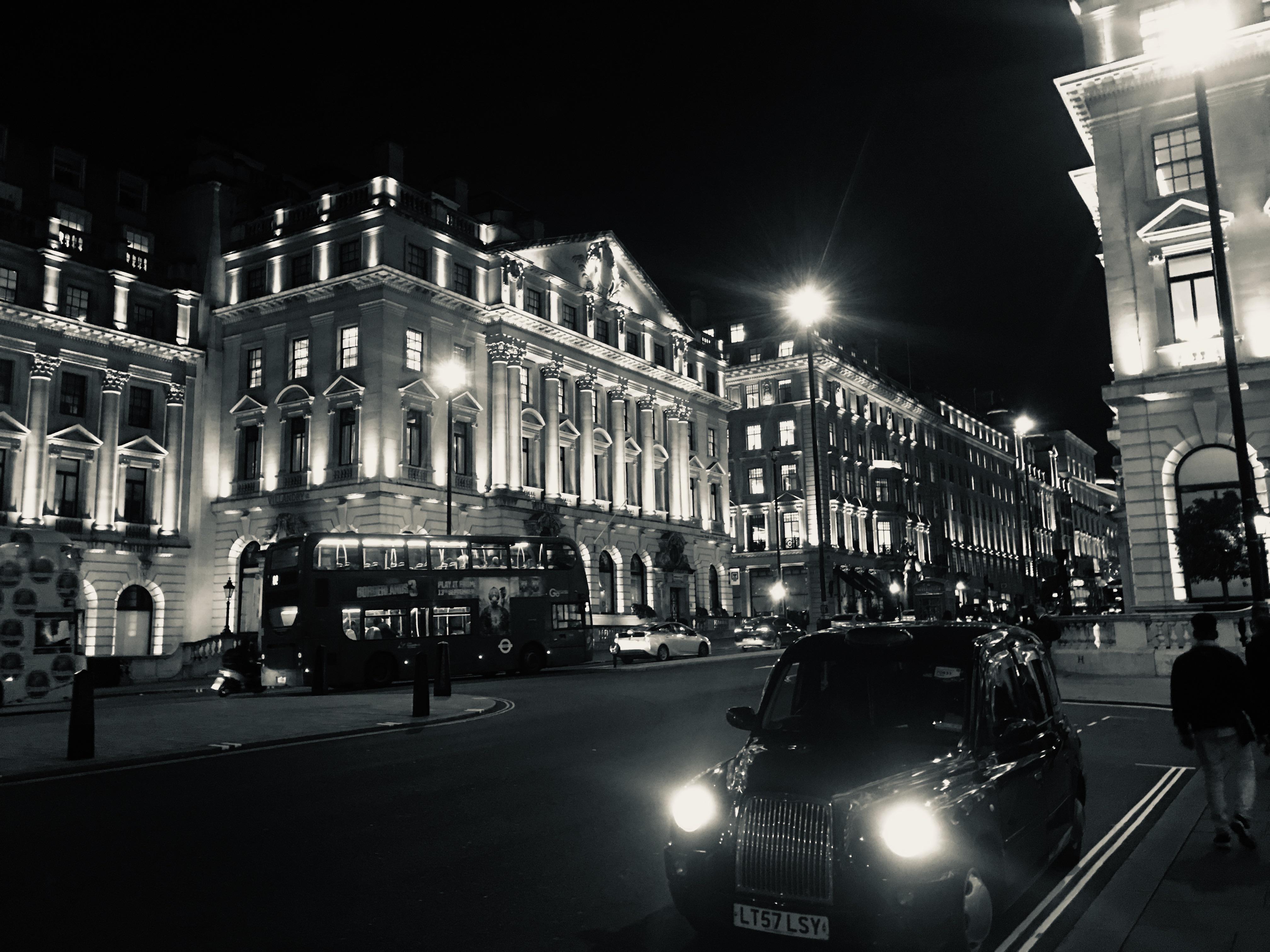 London, Schwarz-Weiß, Nacht, Straße, Taxi, 4K, iPad-Hintergrundbild