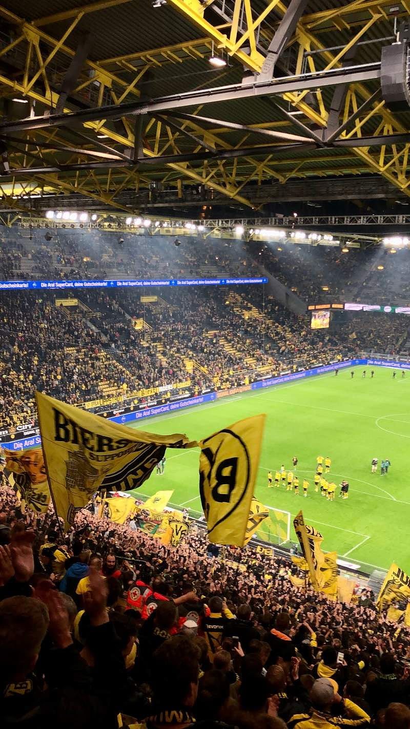Signal Iduna Park, Südtribüne, Fans, Fahnen, Stadion, HD, Handy-Hintergrund im Hochformat