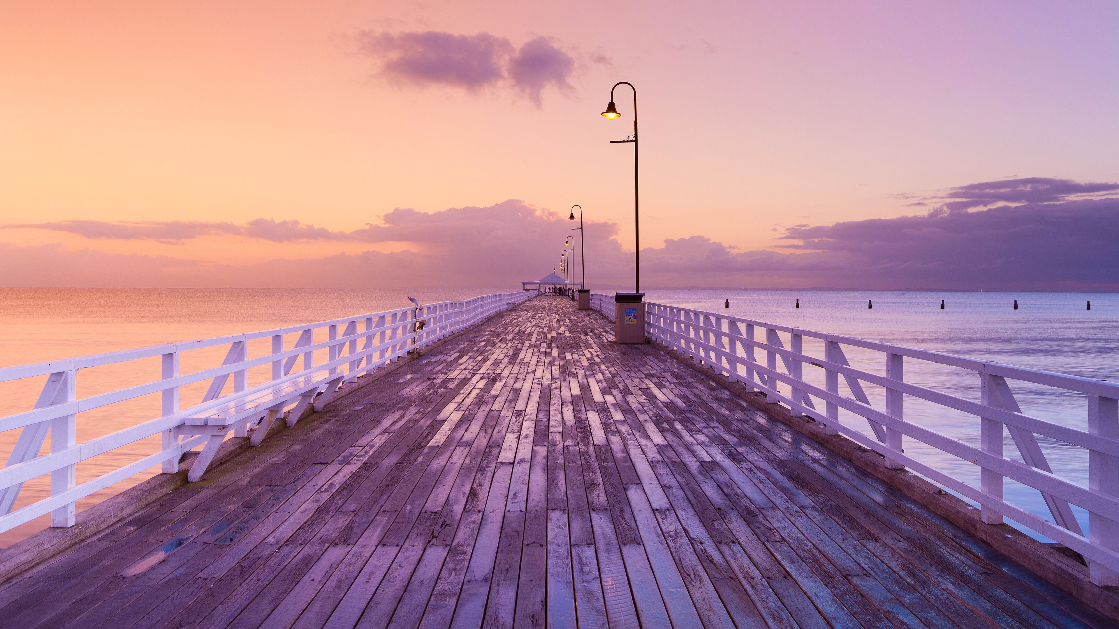 Holzsteg, Seebrücke, Meer, Laternen, Sonnenuntergang, Pastellfarben, Rosa Himmel, 4K-PC-Hintergrundbild